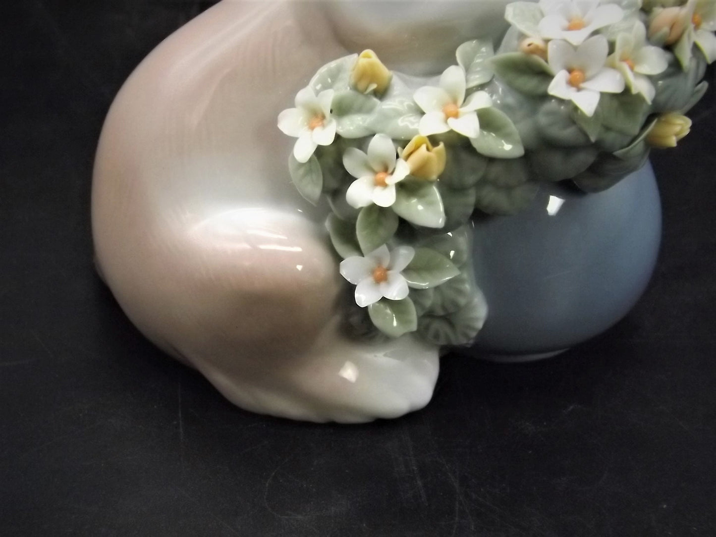 Vintage Lladro Dreamy Kitten Figurine #6567 with Box (Chipped Leaf)