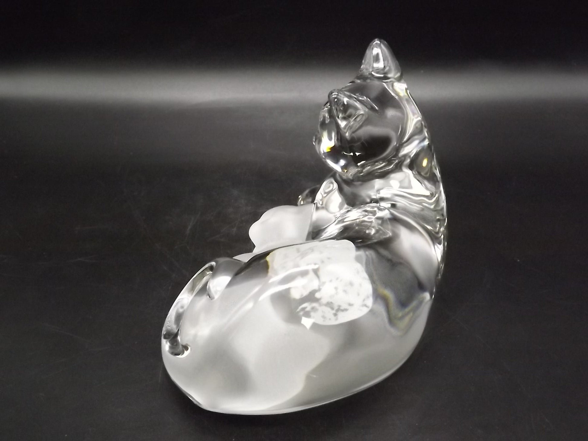 Vintage 1997 Lenox Crystal Glass "Warm and Cozy" Cat figurines. Original Tin Box with COA. Excellent condition. Limited Edition of 2500.