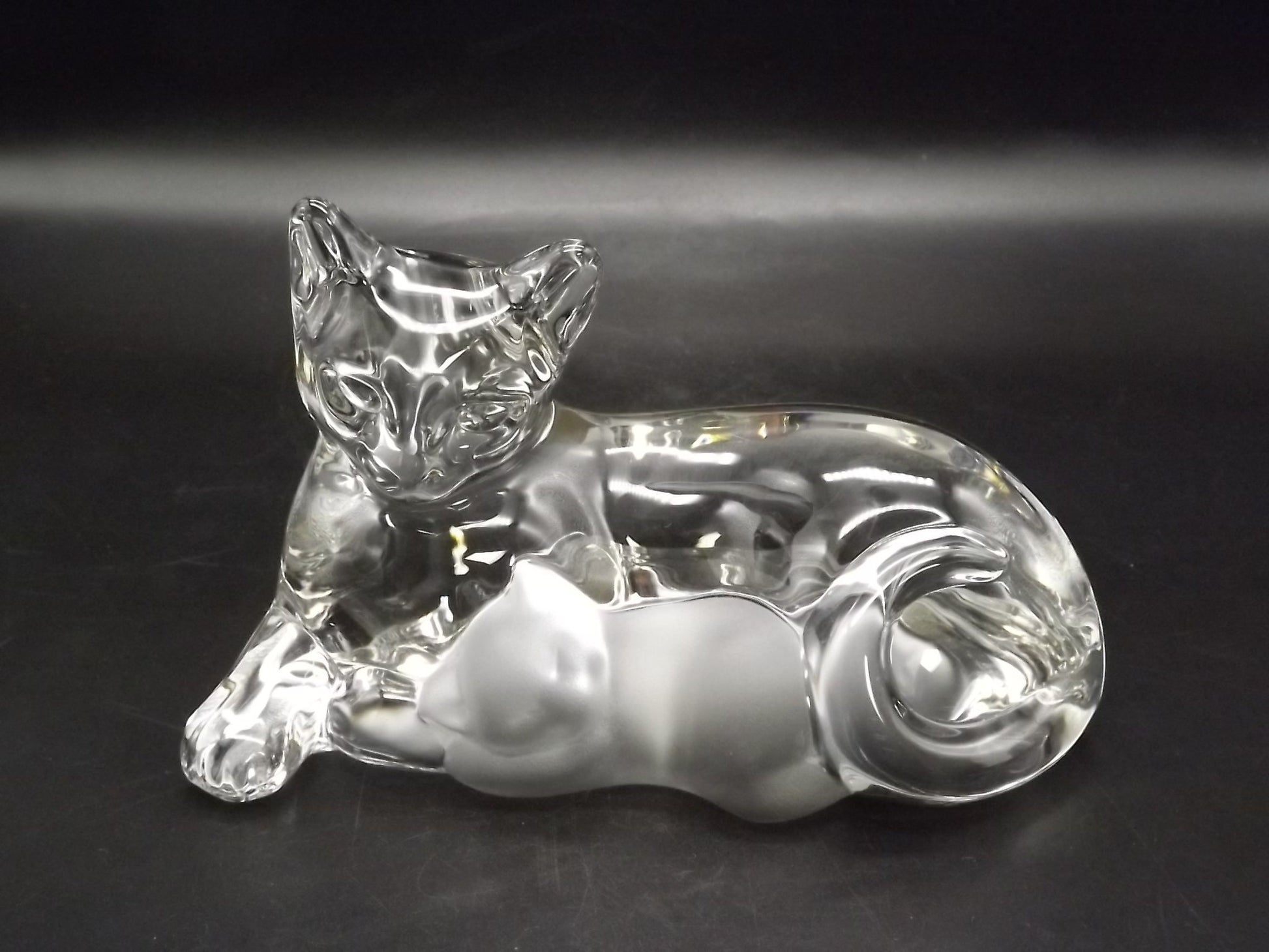 Vintage 1997 Lenox Crystal Glass "Warm and Cozy" Cat figurines. Original Tin Box with COA. Excellent condition. Limited Edition of 2500.
