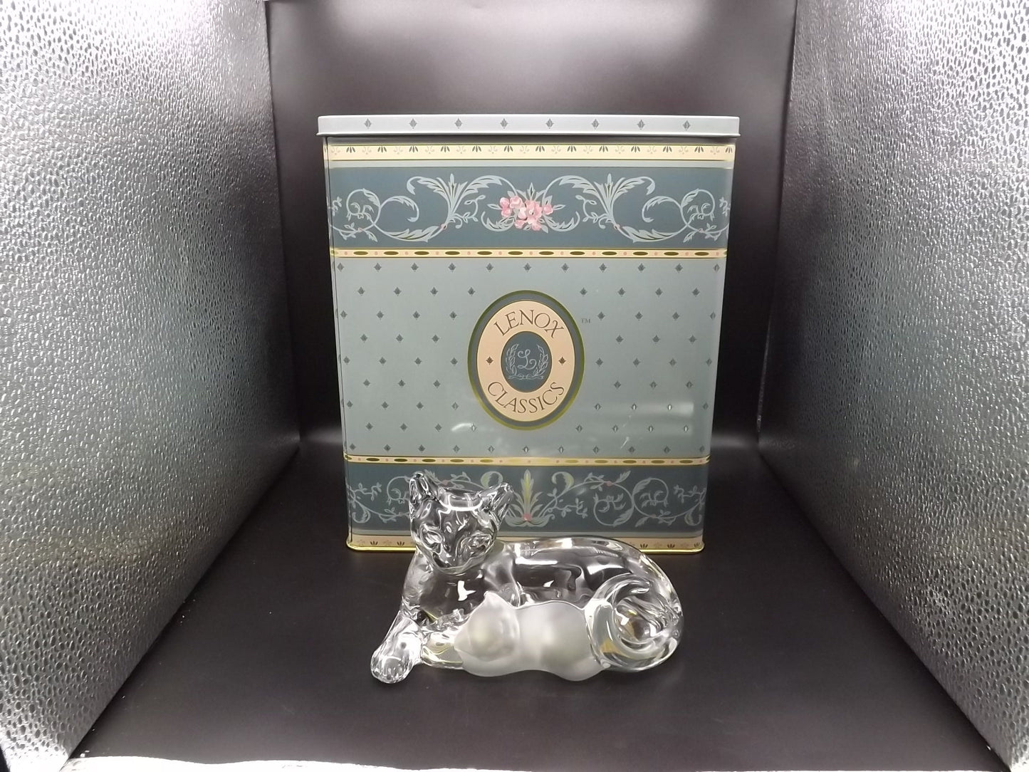 Vintage 1997 Lenox Crystal Glass "Warm and Cozy" Cat figurines. Original Tin Box with COA. Excellent condition. Limited Edition of 2500.