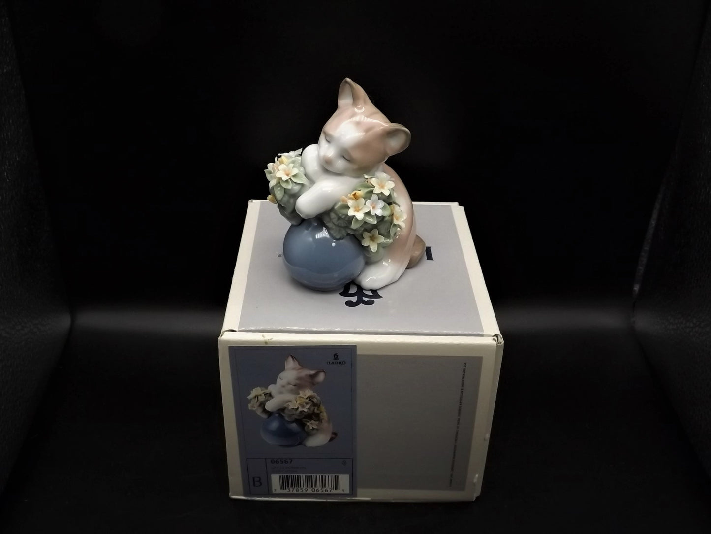 Vintage Lladro Dreamy Kitten Figurine #6567 with Box (Chipped Leaf)