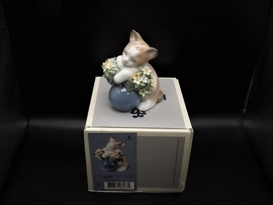 Vintage Lladro Dreamy Kitten Figurine #6567 with Box (Chipped Leaf)