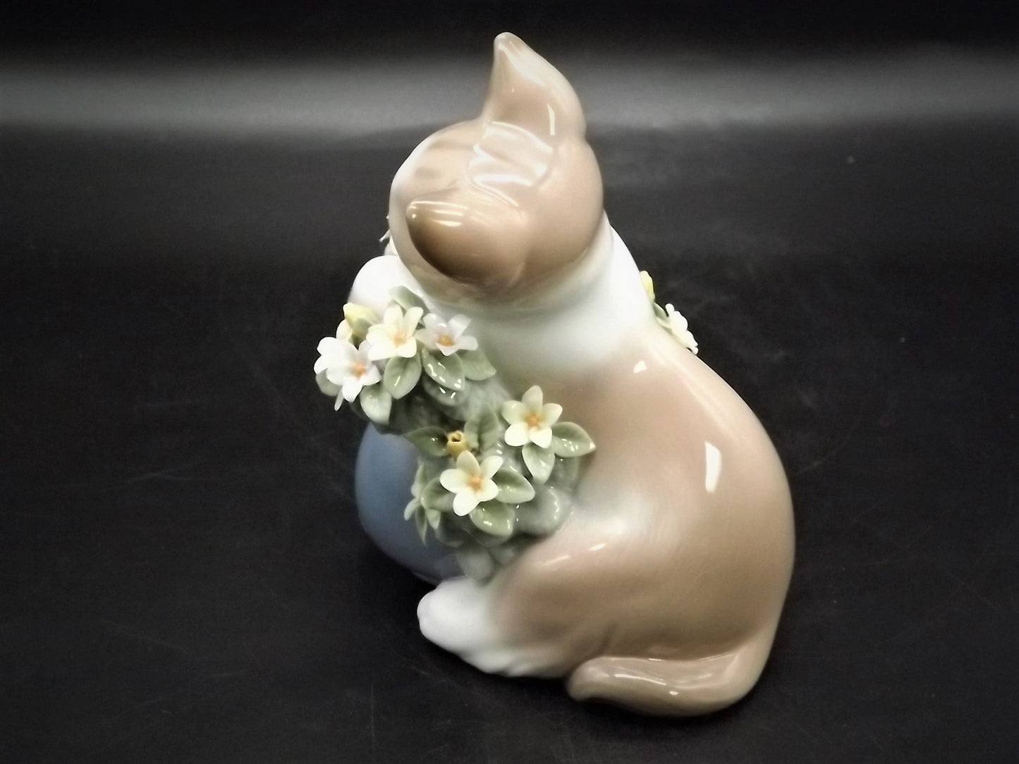 Vintage Lladro Dreamy Kitten Figurine #6567 with Box (Chipped Leaf)