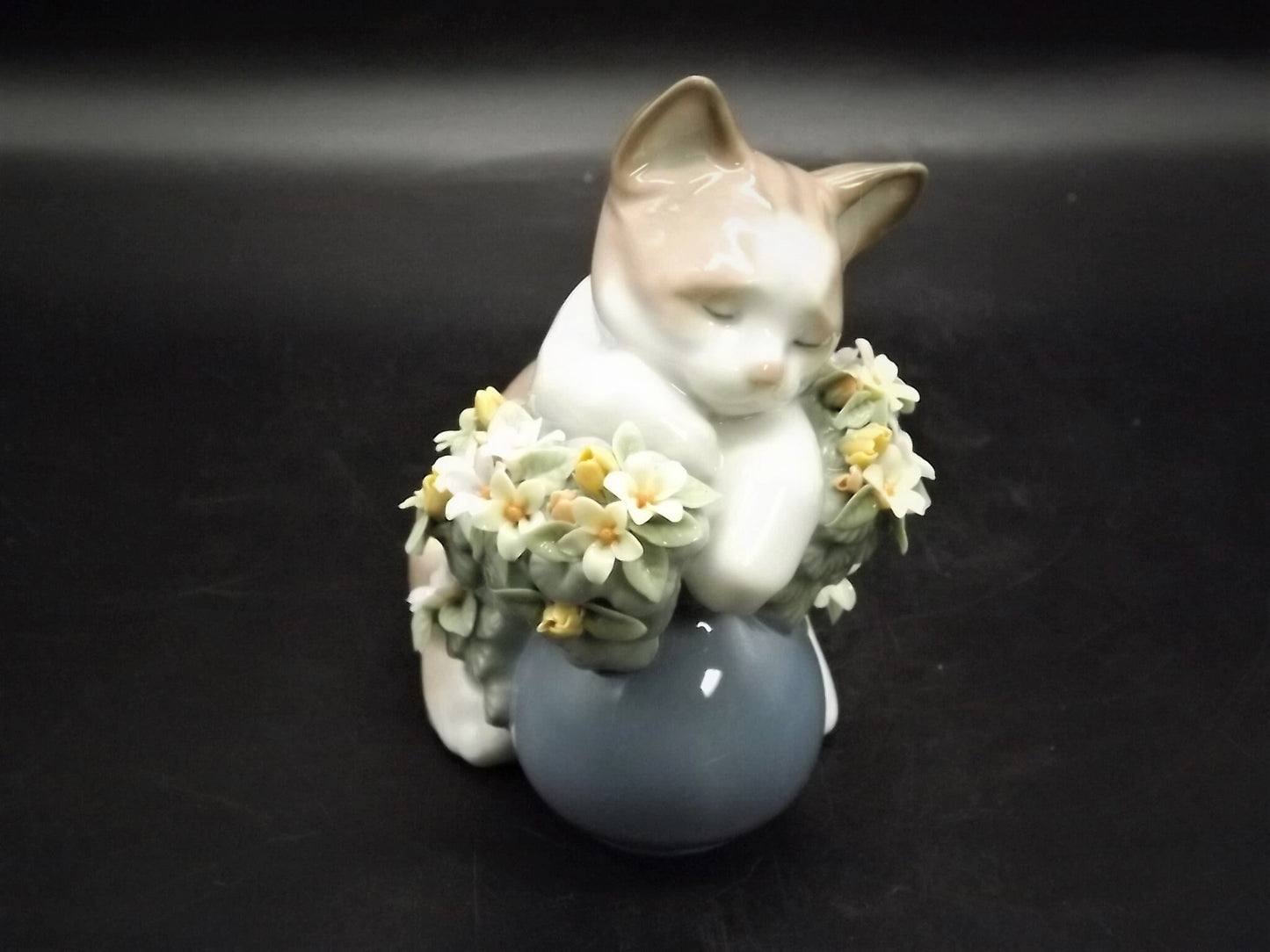Vintage Lladro Dreamy Kitten Figurine #6567 with Box (Chipped Leaf)