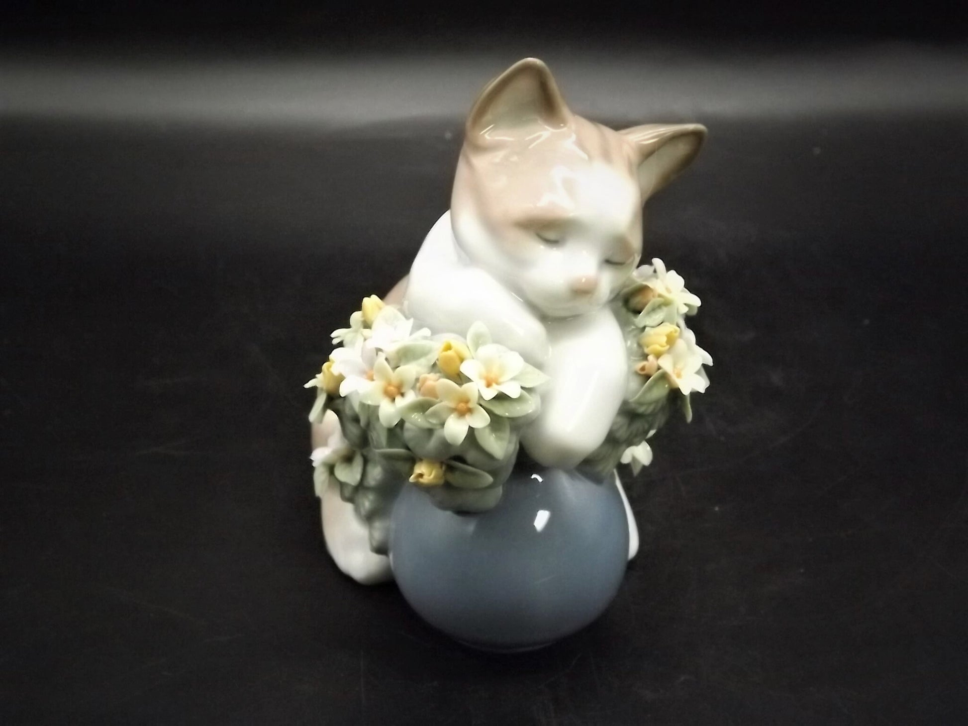 Vintage Lladro Dreamy Kitten Figurine #6567 with Box (Chipped Leaf)