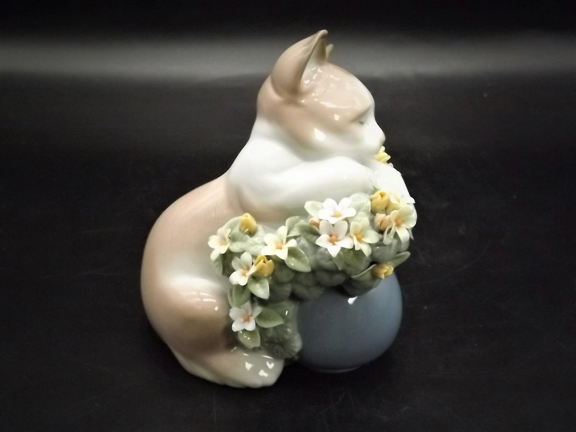 Vintage Lladro Dreamy Kitten Figurine #6567 with Box (Chipped Leaf)