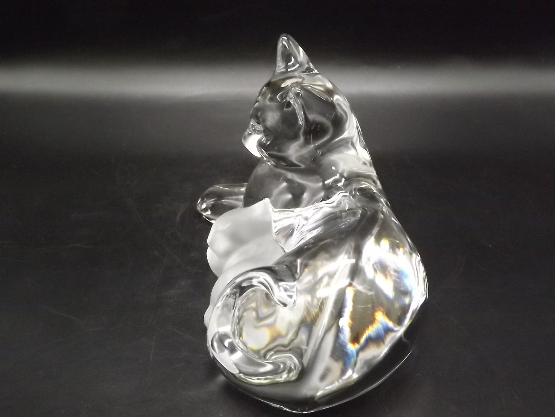 Vintage 1997 Lenox Crystal Glass "Warm and Cozy" Cat figurines. Original Tin Box with COA. Excellent condition. Limited Edition of 2500.