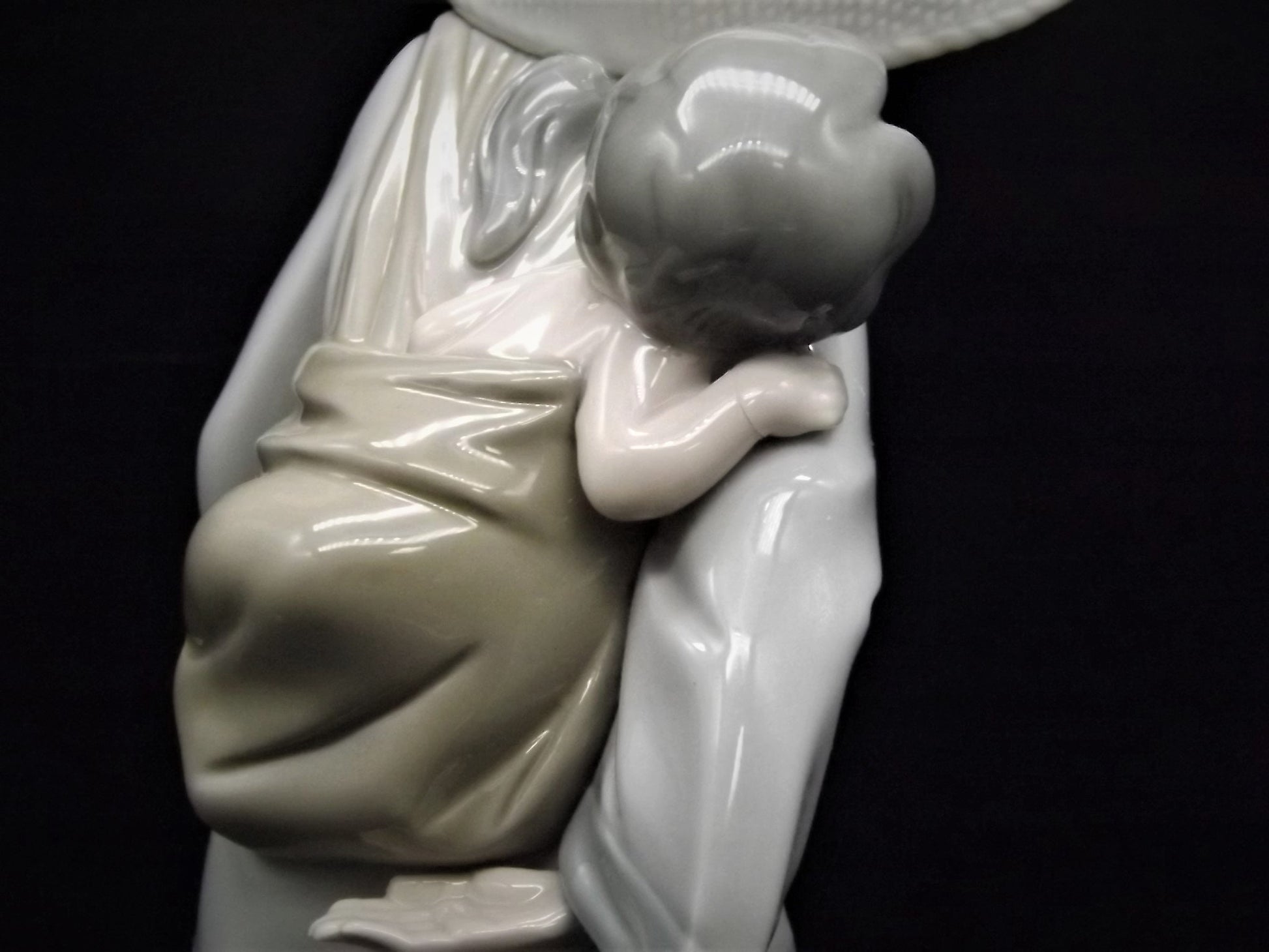 Vintage Lladro "My Precious Bundle" #5123 no box. Asian woman with Baby. Great condition - The Babies hand has been repaired as shown.