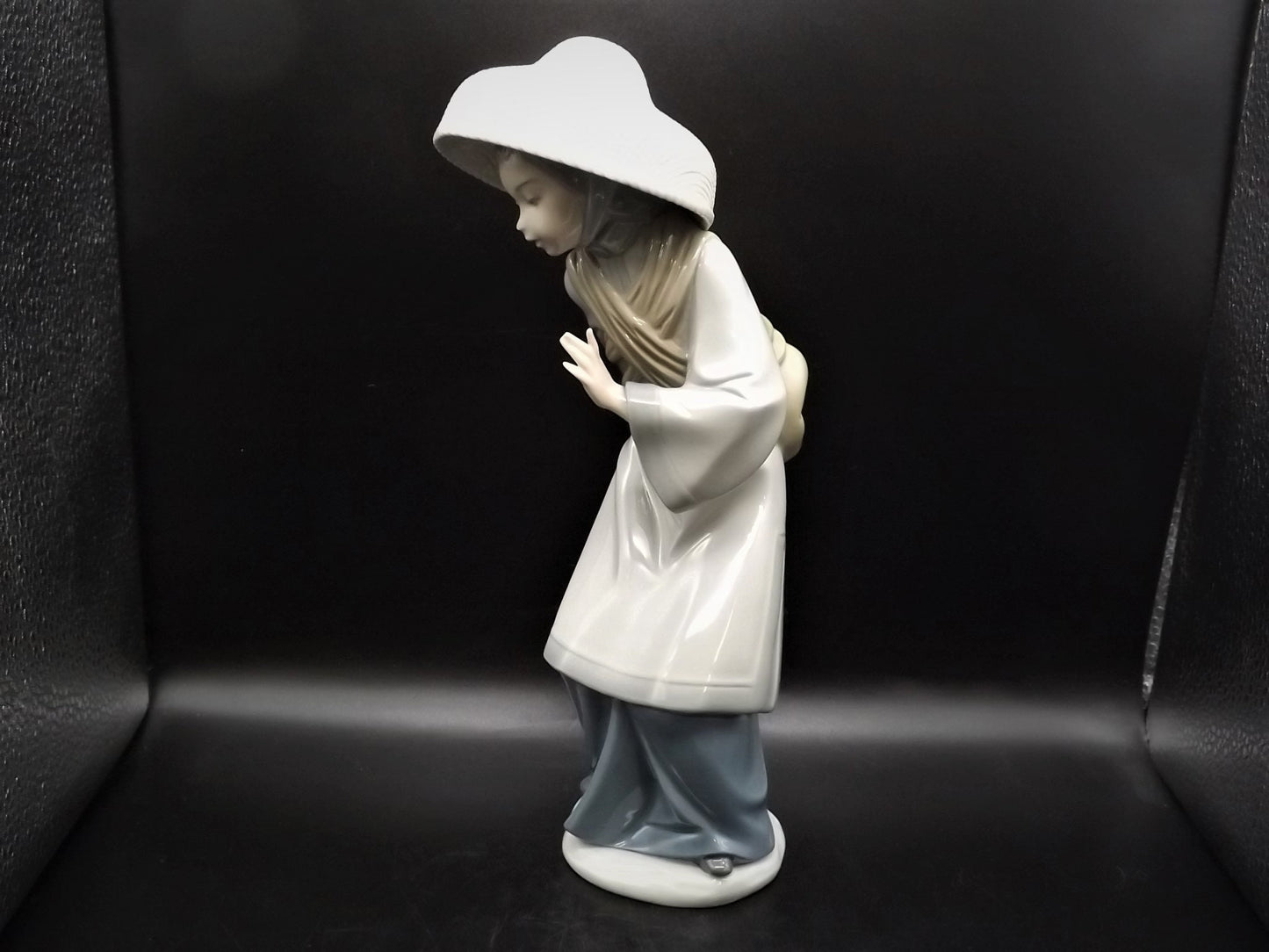 Vintage Lladro "My Precious Bundle" #5123 no box. Asian woman with Baby. Great condition - The Babies hand has been repaired as shown.