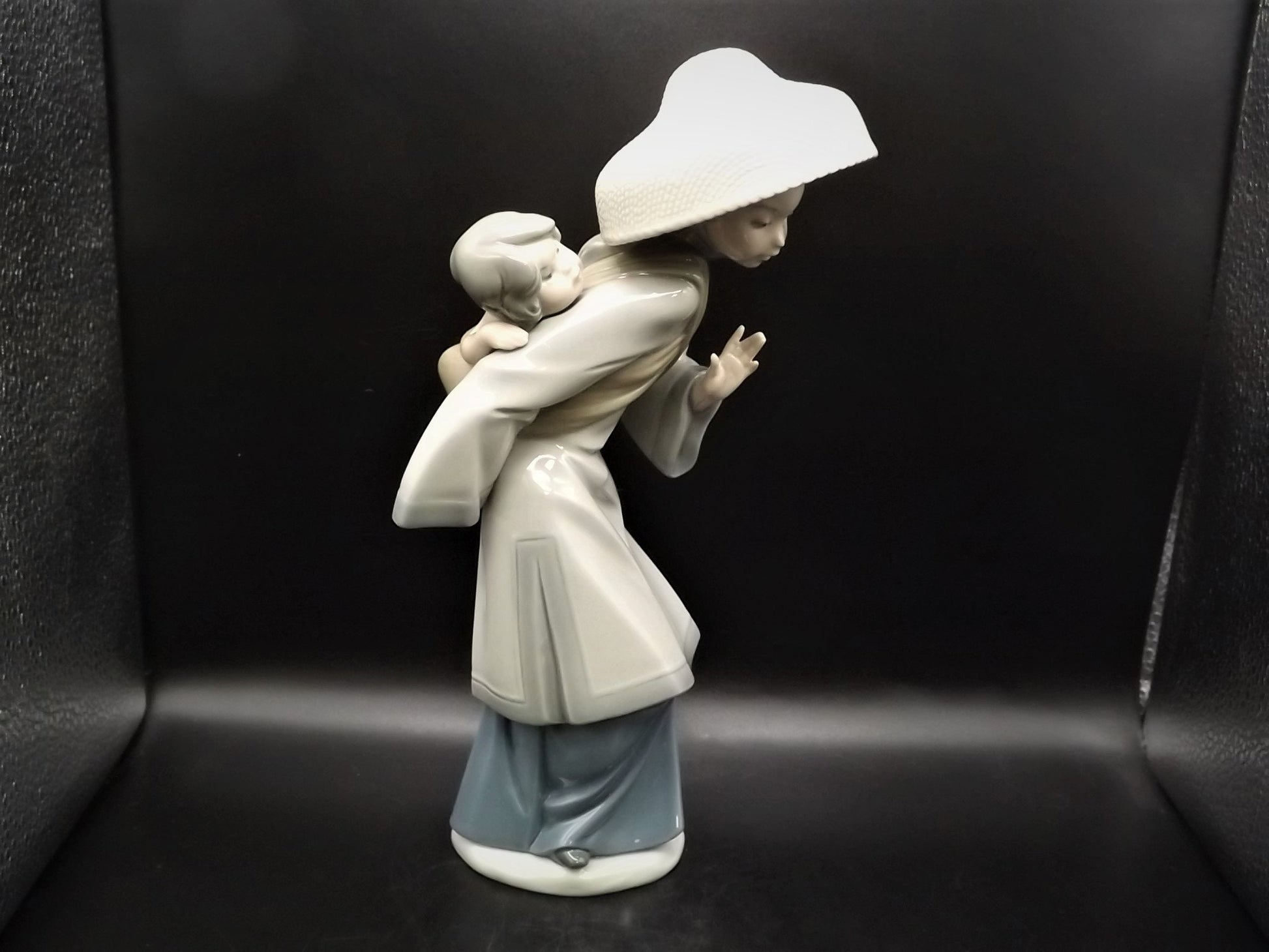 Vintage Lladro "My Precious Bundle" #5123 no box. Asian woman with Baby. Great condition - The Babies hand has been repaired as shown.