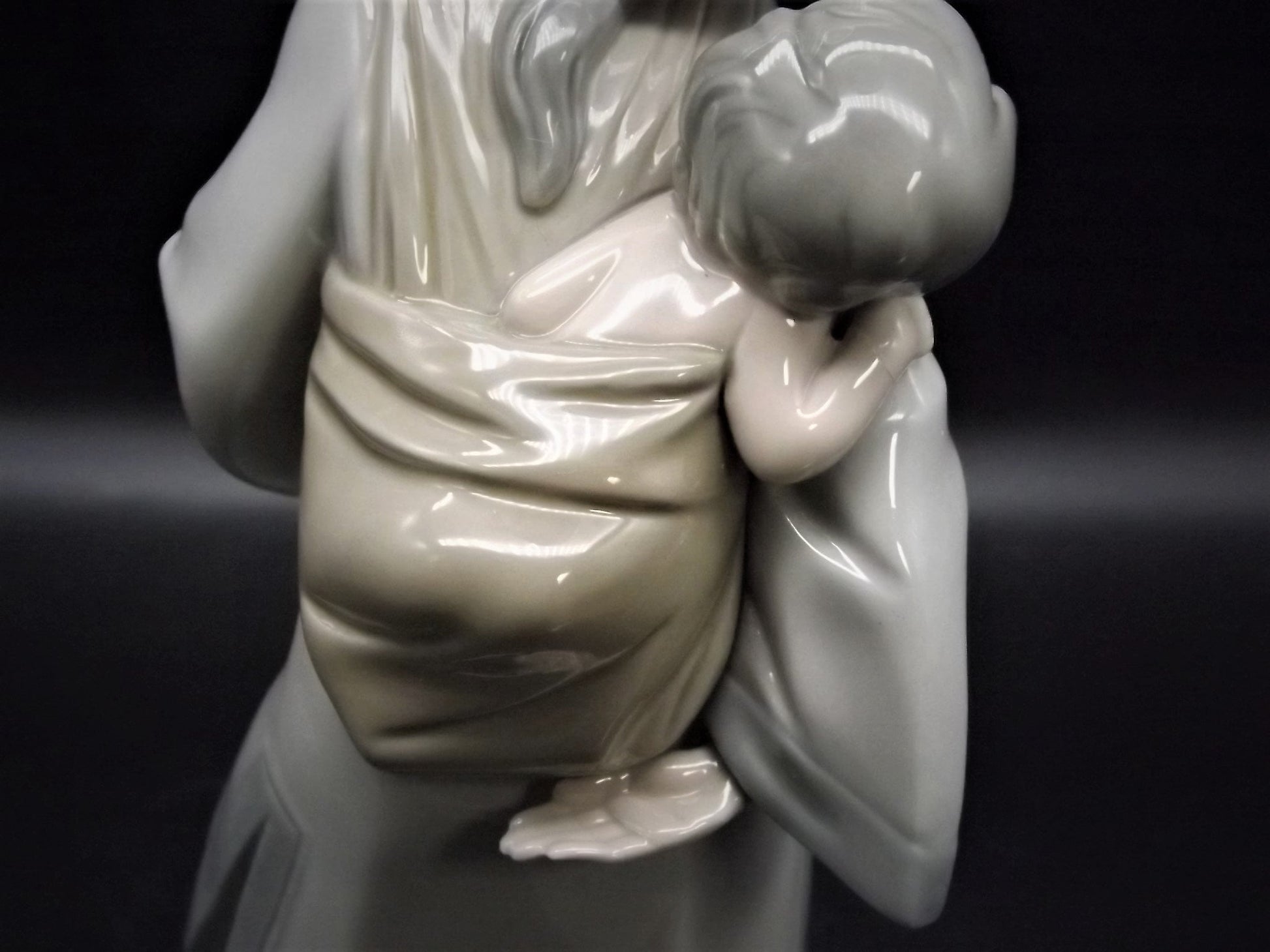 Vintage Lladro "My Precious Bundle" #5123 no box. Asian woman with Baby. Great condition - The Babies hand has been repaired as shown.