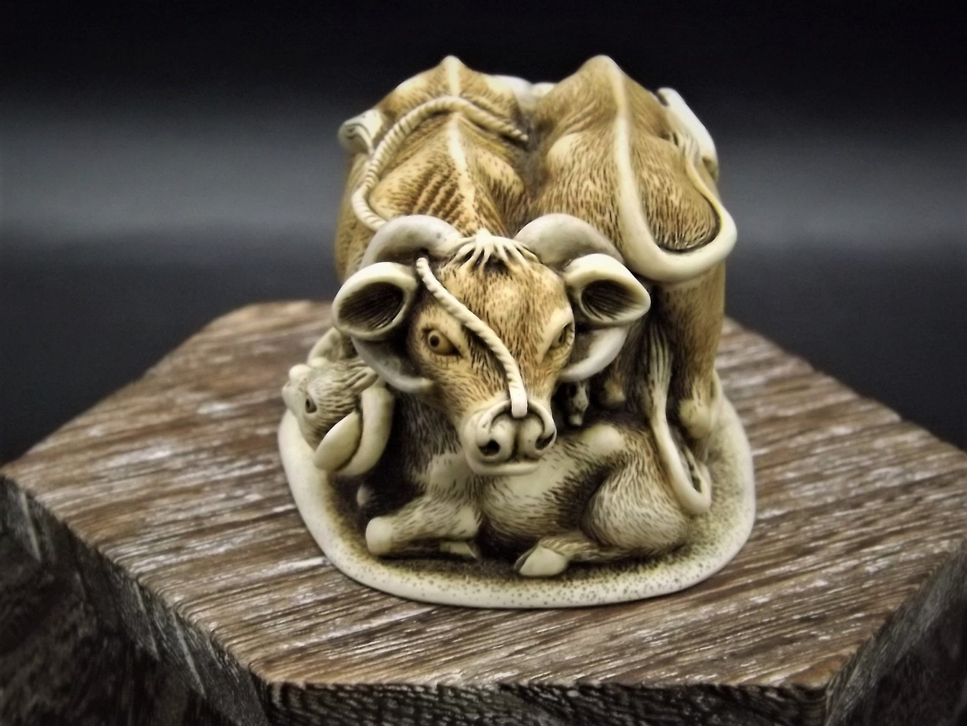 Vintage 1999 Harmony Kingdom LE #5012/5600 Harmony Bull Figurine Excellent condition with original box. Parkwest Exclusive piece.