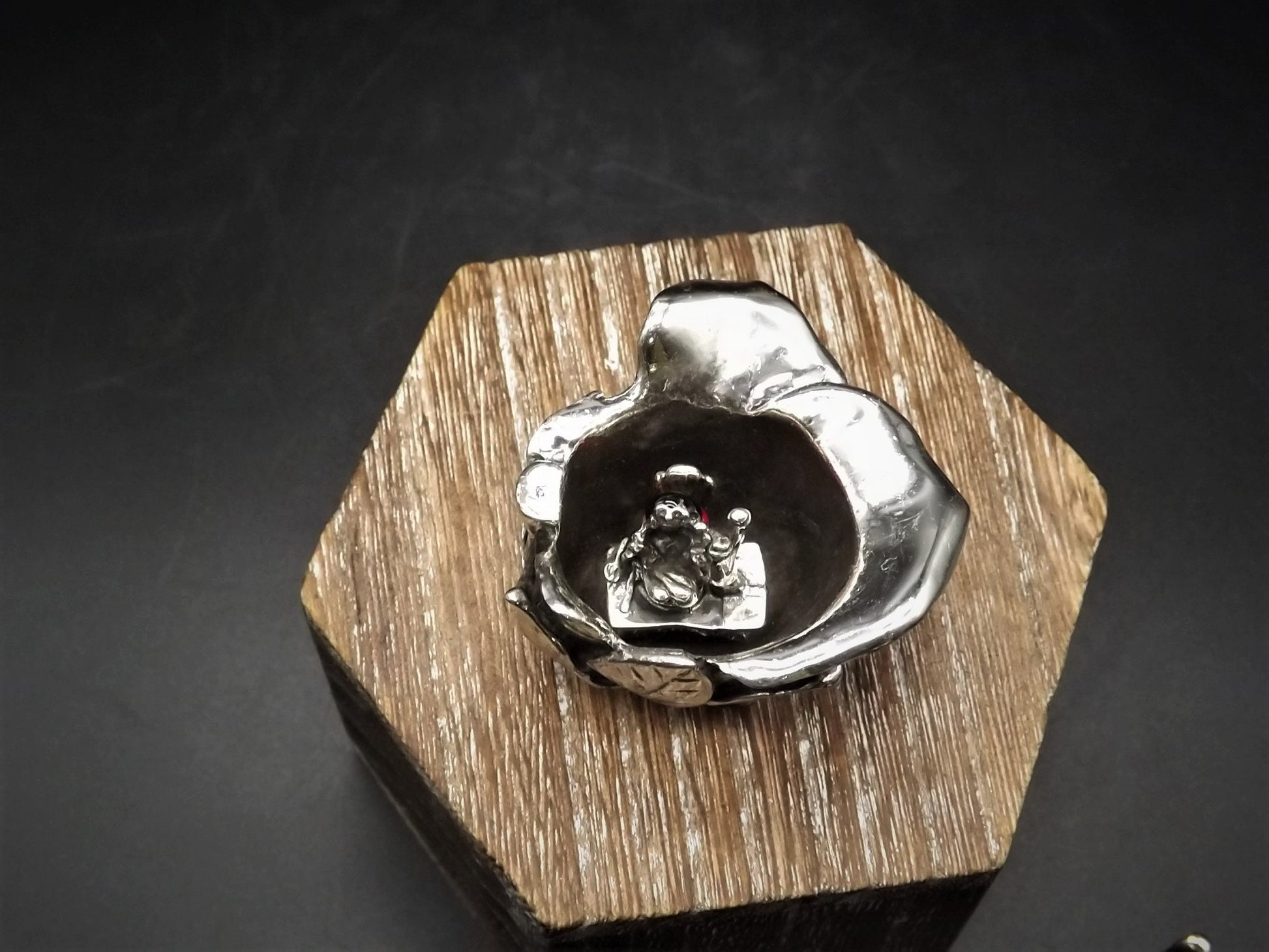 Vintage 1997 Harmony Kingdom LE #59/1000 Sterling Rose. .925 silver Figurine Excellent condition with original box and COA. Very rare!