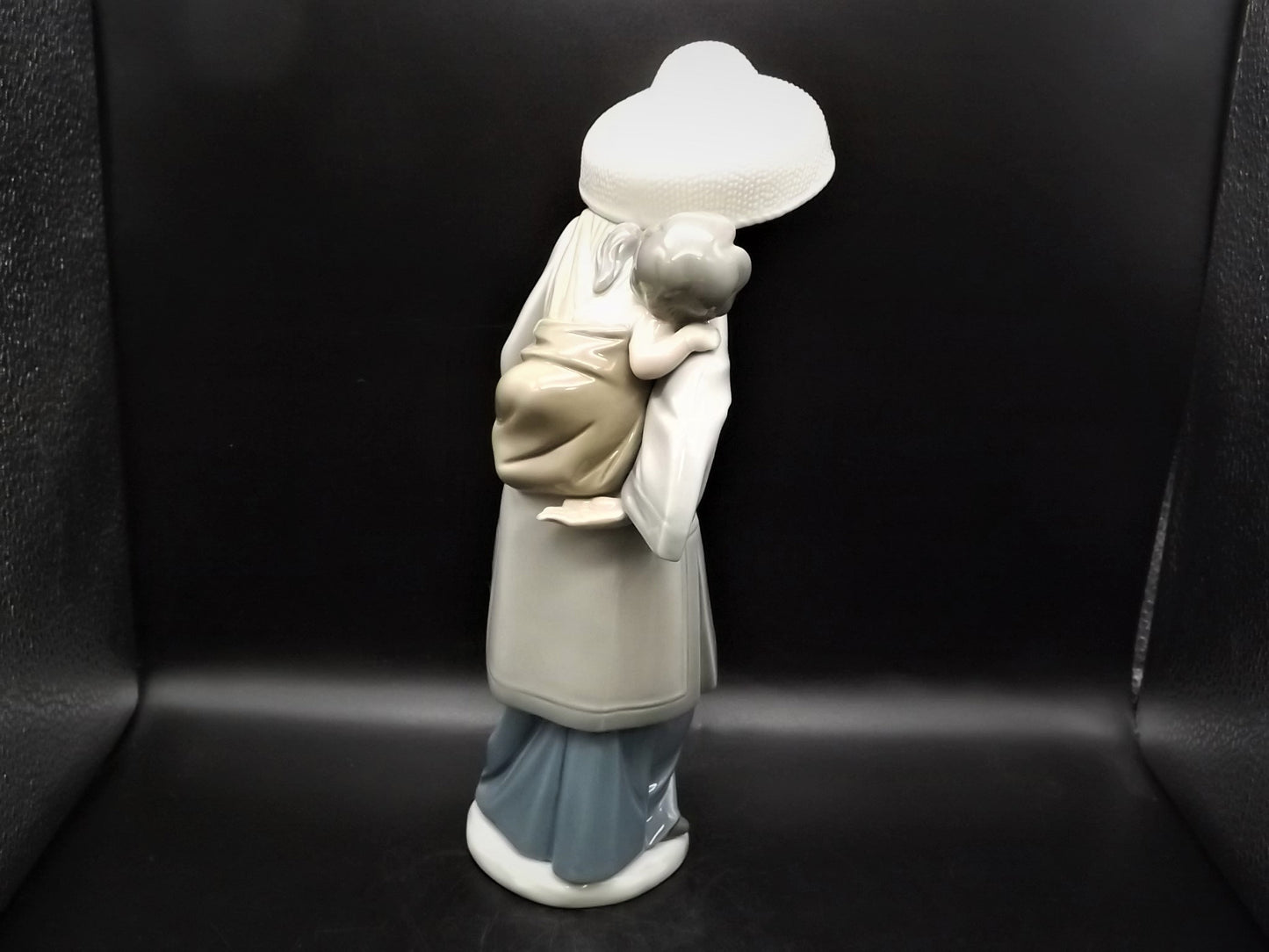 Vintage Lladro "My Precious Bundle" #5123 no box. Asian woman with Baby. Great condition - The Babies hand has been repaired as shown.