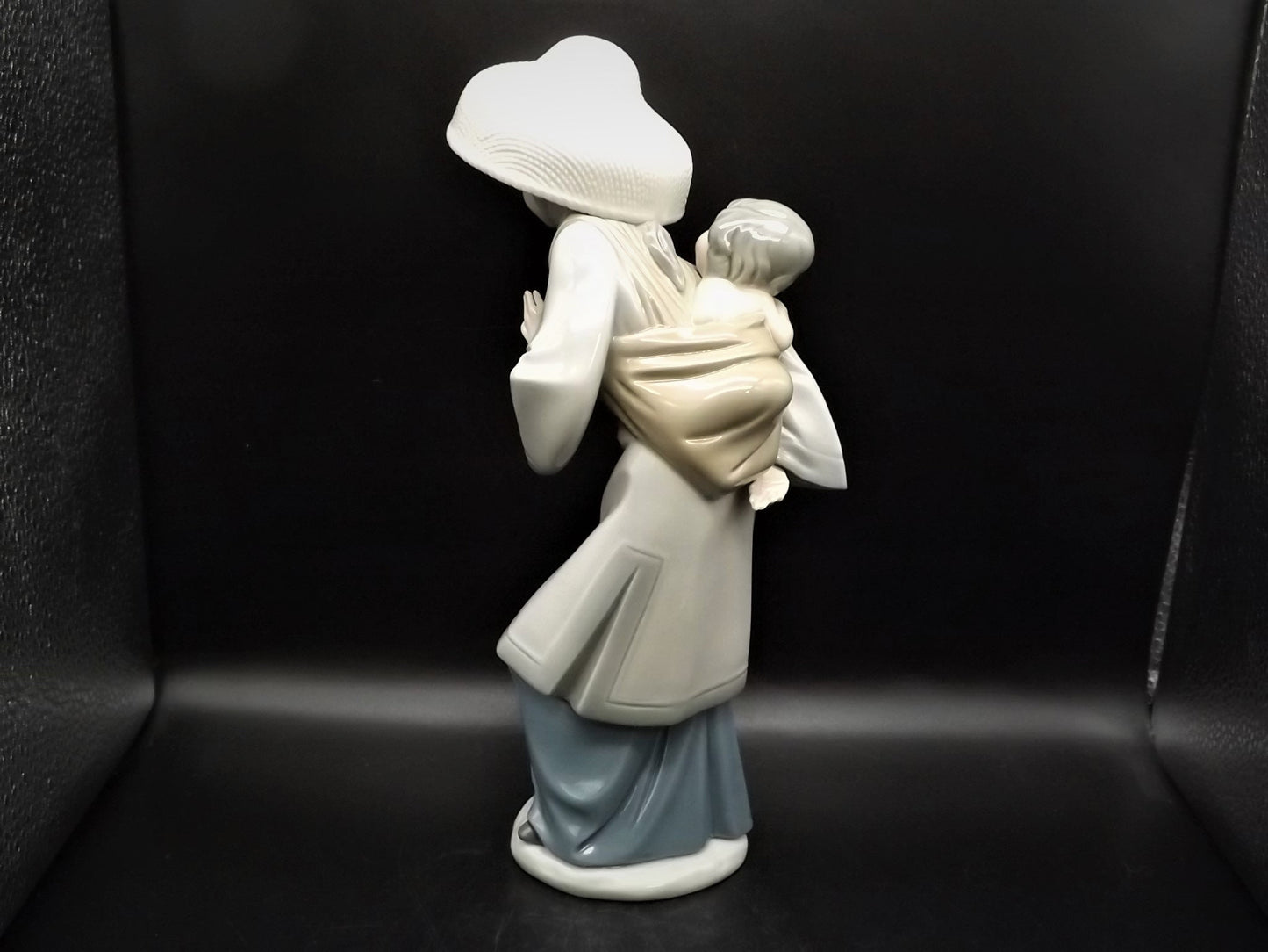 Vintage Lladro "My Precious Bundle" #5123 no box. Asian woman with Baby. Great condition - The Babies hand has been repaired as shown.