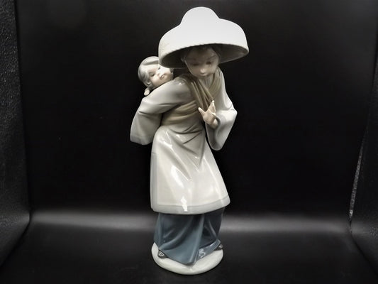 Vintage Lladro "My Precious Bundle" #5123 no box. Asian woman with Baby. Great condition - The Babies hand has been repaired as shown.