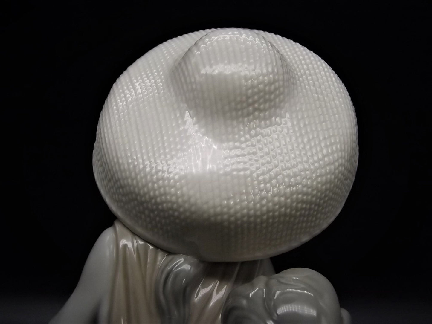 Vintage Lladro "My Precious Bundle" #5123 no box. Asian woman with Baby. Great condition - The Babies hand has been repaired as shown.