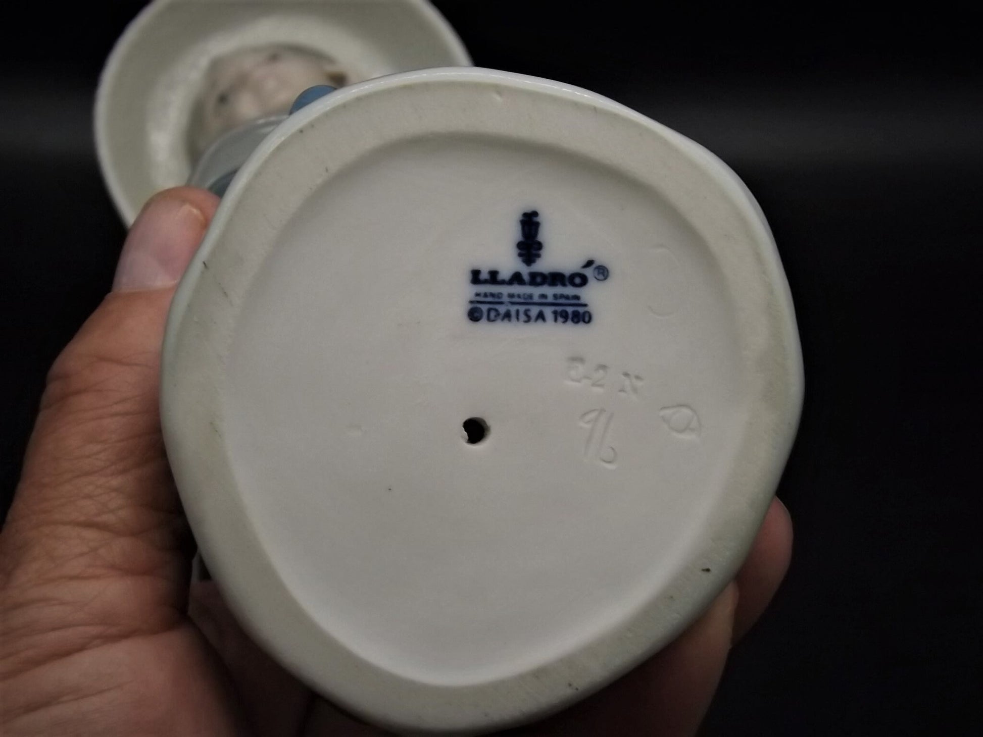 Vintage Lladro "My Precious Bundle" #5123 no box. Asian woman with Baby. Great condition - The Babies hand has been repaired as shown.