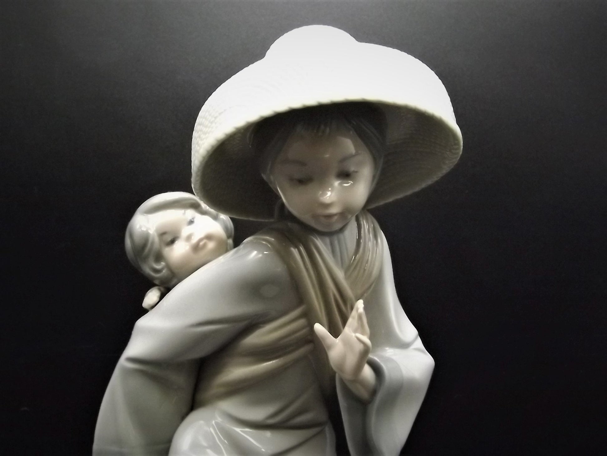 Vintage Lladro "My Precious Bundle" #5123 no box. Asian woman with Baby. Great condition - The Babies hand has been repaired as shown.