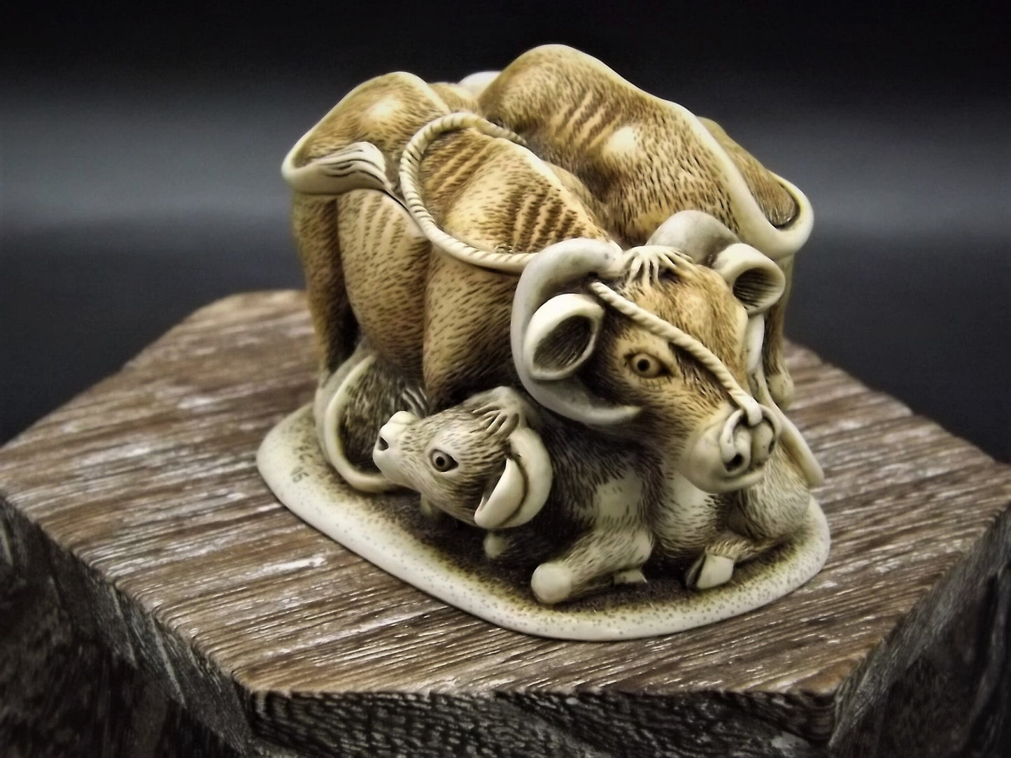 Vintage 1999 Harmony Kingdom LE #5012/5600 Harmony Bull Figurine Excellent condition with original box. Parkwest Exclusive piece.