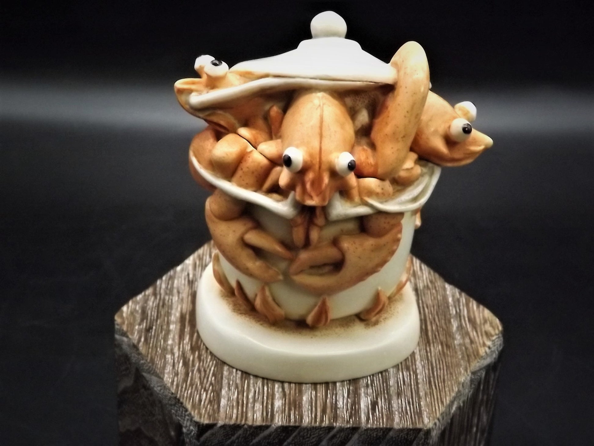 Retired 2000 Harmony Kingdom "The Great Escape II" Lobster pot piece Excellent condition with original box and COA.