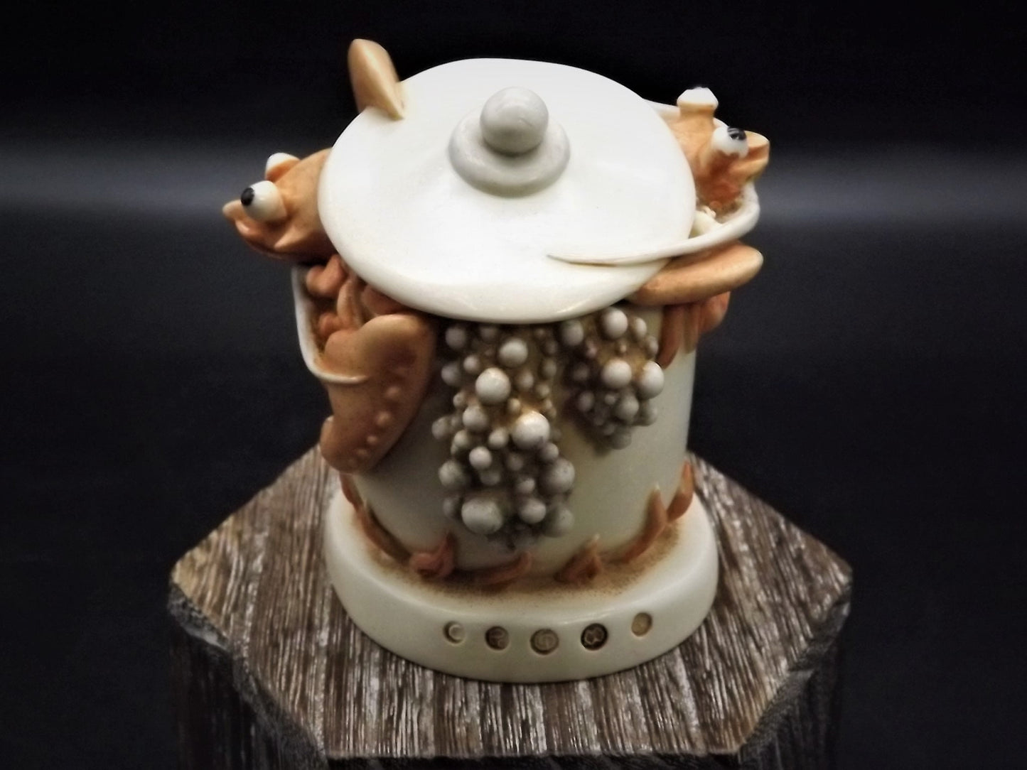 Retired 2000 Harmony Kingdom "The Great Escape II" Lobster pot piece Excellent condition with original box and COA.