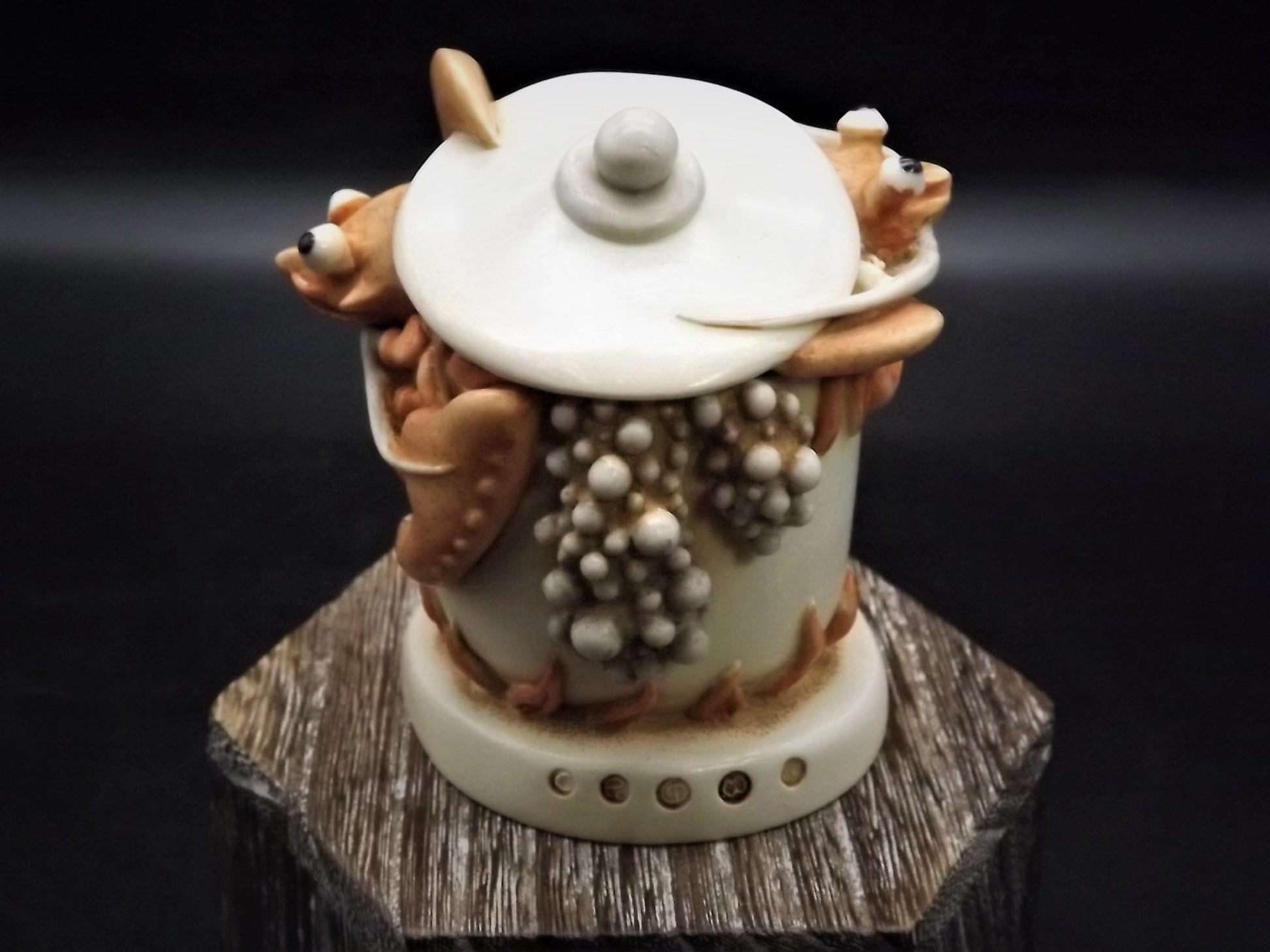 Retired 2000 Harmony Kingdom "The Great Escape II" Lobster pot piece Excellent condition with original box and COA.