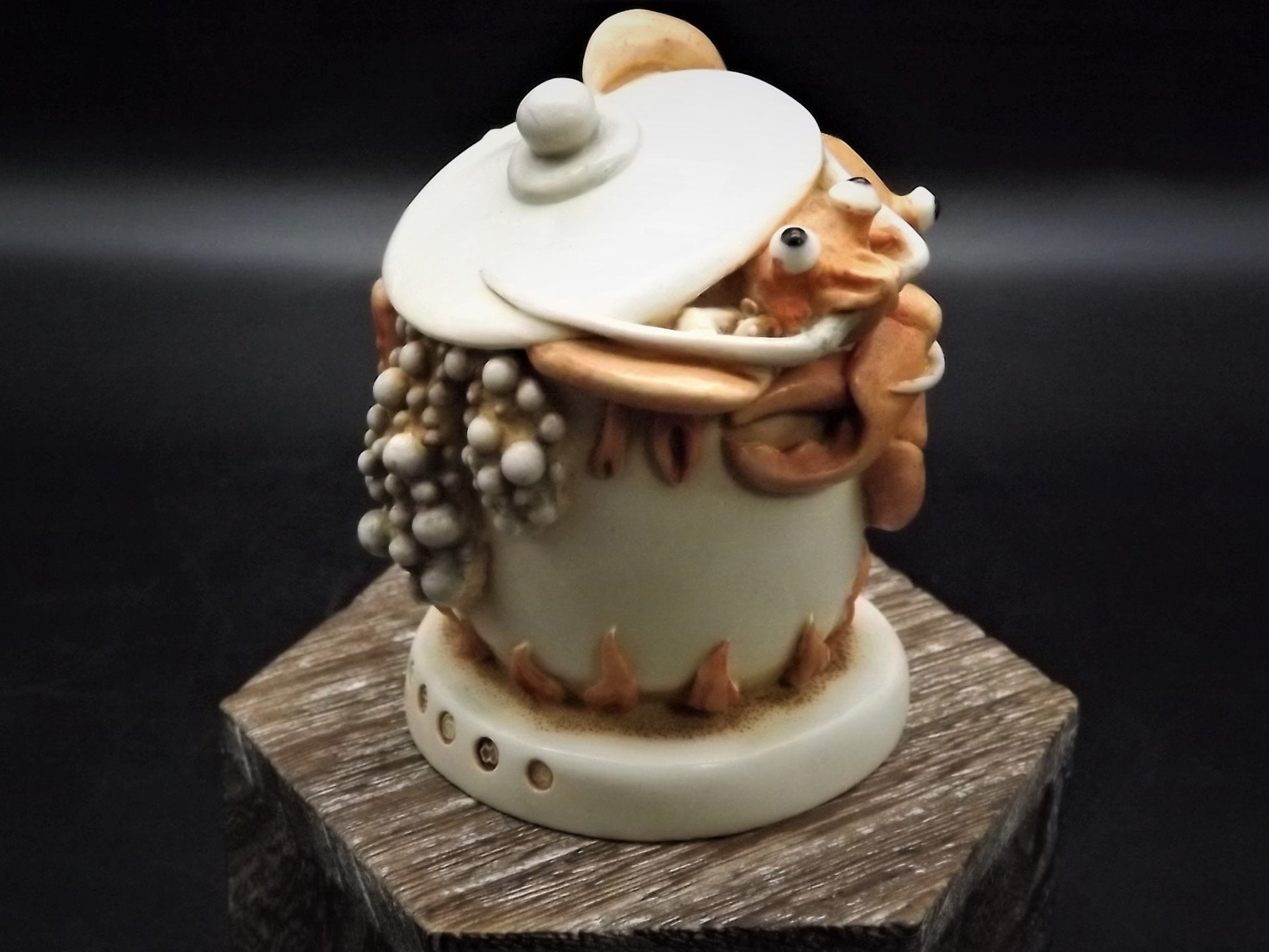 Retired 2000 Harmony Kingdom "The Great Escape II" Lobster pot piece Excellent condition with original box and COA.