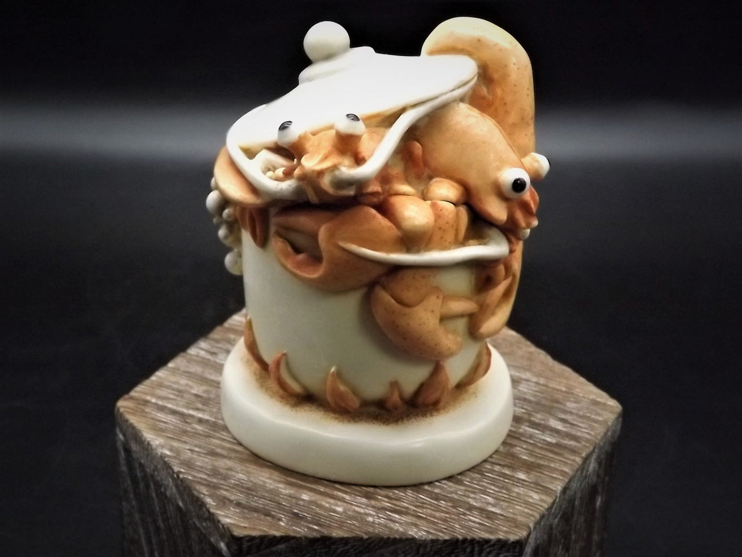 Retired 2000 Harmony Kingdom "The Great Escape II" Lobster pot piece Excellent condition with original box and COA.