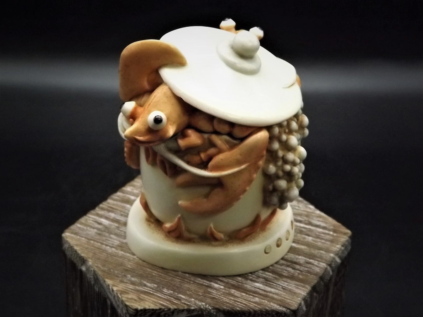 Retired 2000 Harmony Kingdom "The Great Escape II" Lobster pot piece Excellent condition with original box and COA.