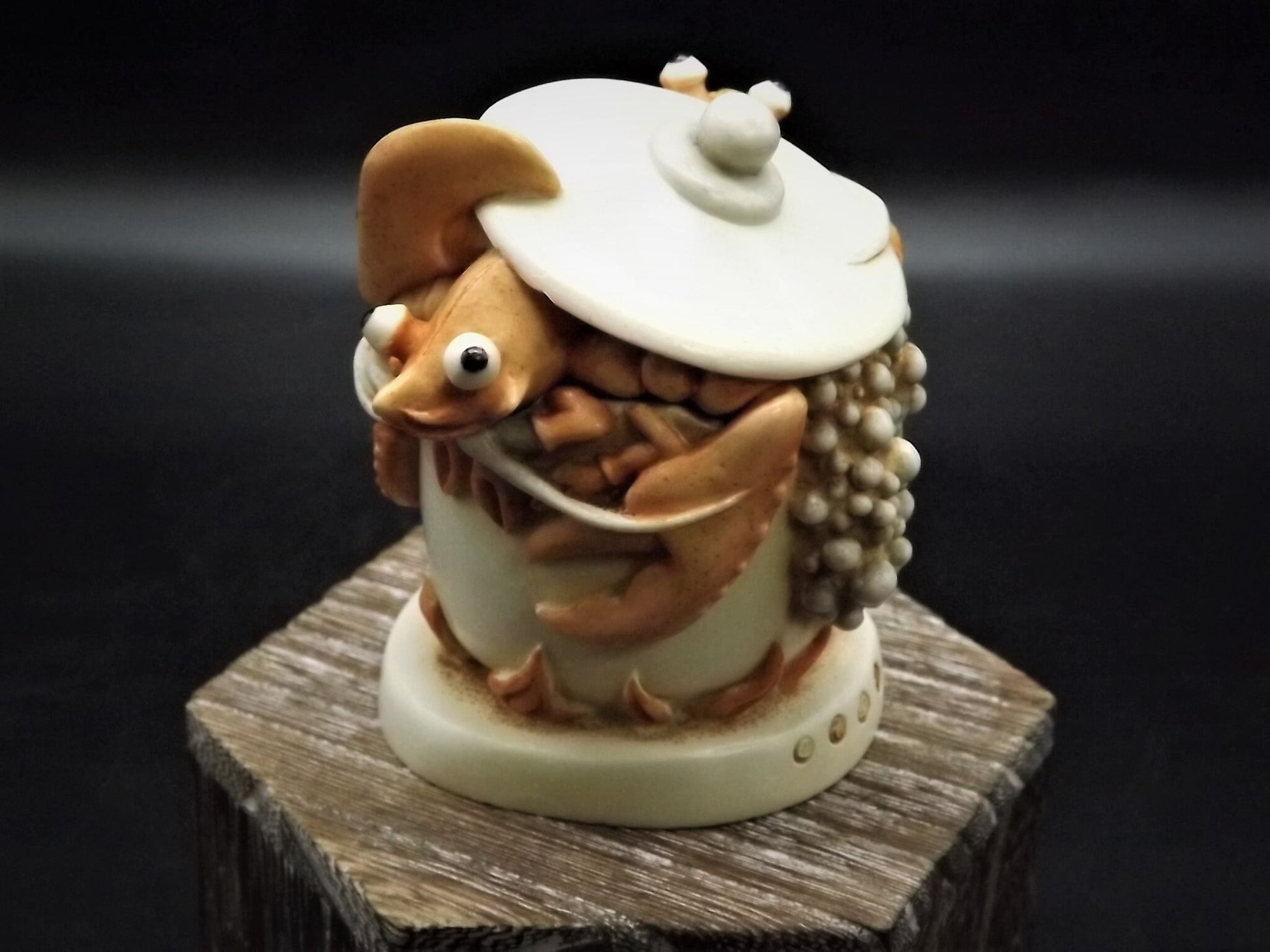 Retired 2000 Harmony Kingdom "The Great Escape II" Lobster pot piece Excellent condition with original box and COA.