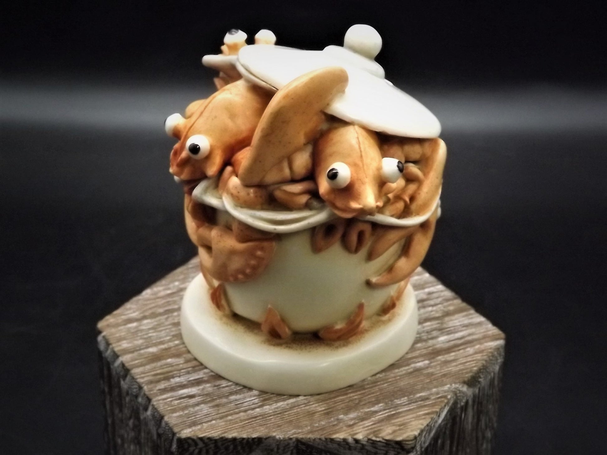 Retired 2000 Harmony Kingdom "The Great Escape II" Lobster pot piece Excellent condition with original box and COA.