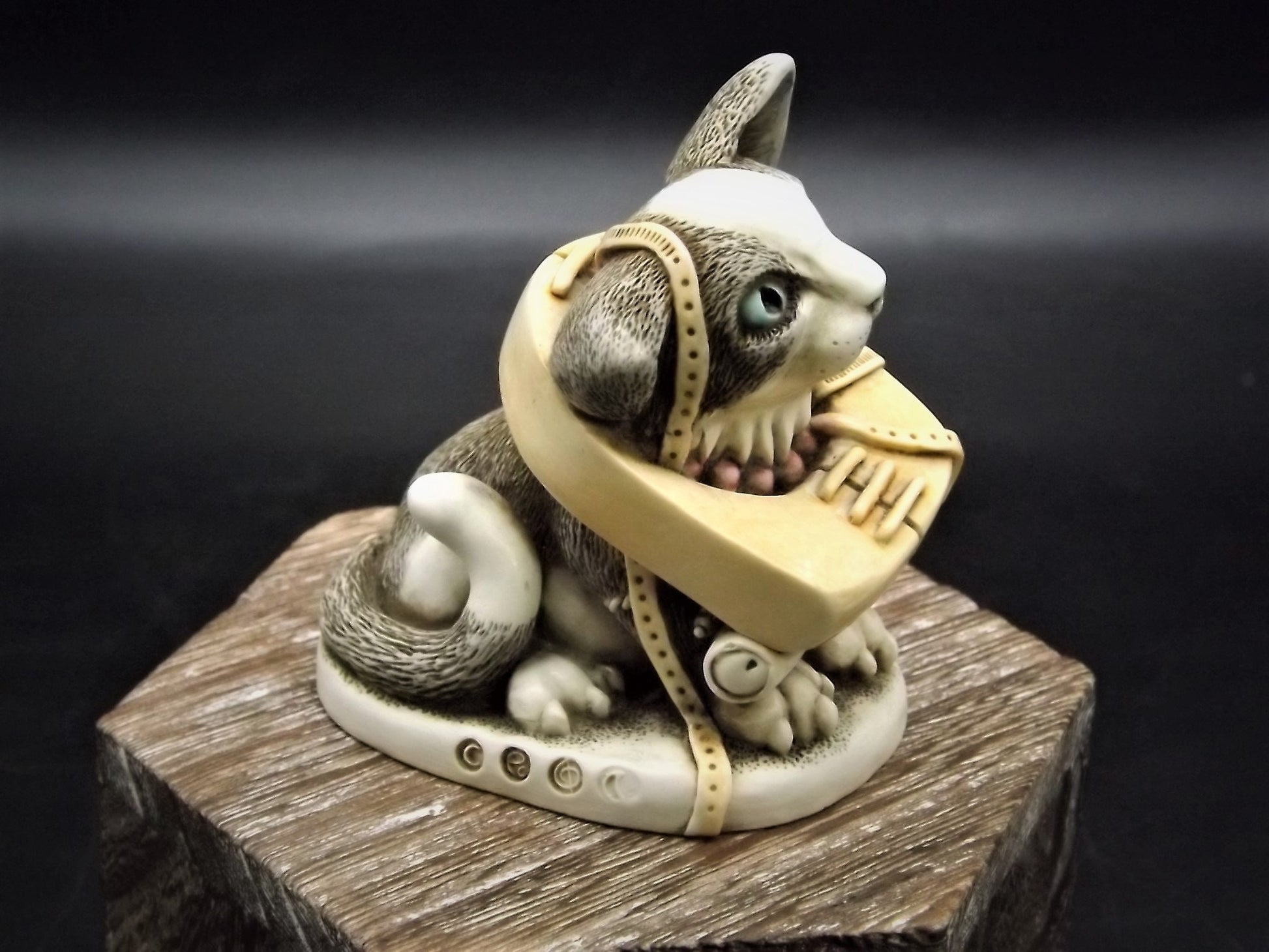 Retired 1999 Harmony Kingdom "Crooze Cat" Solid Body limited edition of 739 pieces Excellent condition with original box and COA.