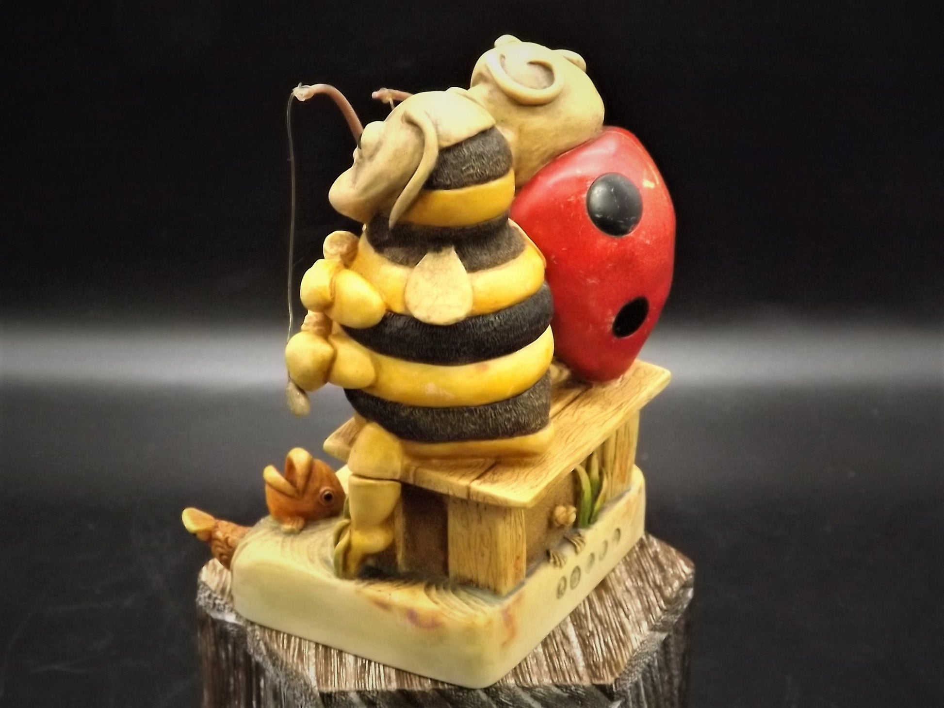 Harmony Kingdom "Byron & Bumbles" Lady Bug and Bee fishing Treasure Jest. Excellent! String not attached to worm on Byron's hand.