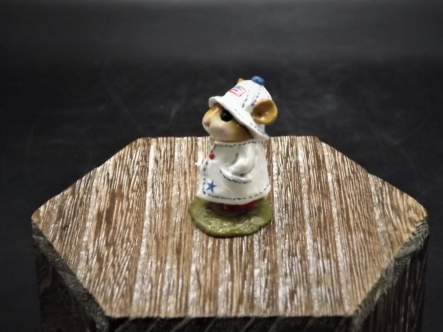 Vintage Wee Forest Folk Mouse Figurine: Patriotic April Showers, 2001 Limited Edition