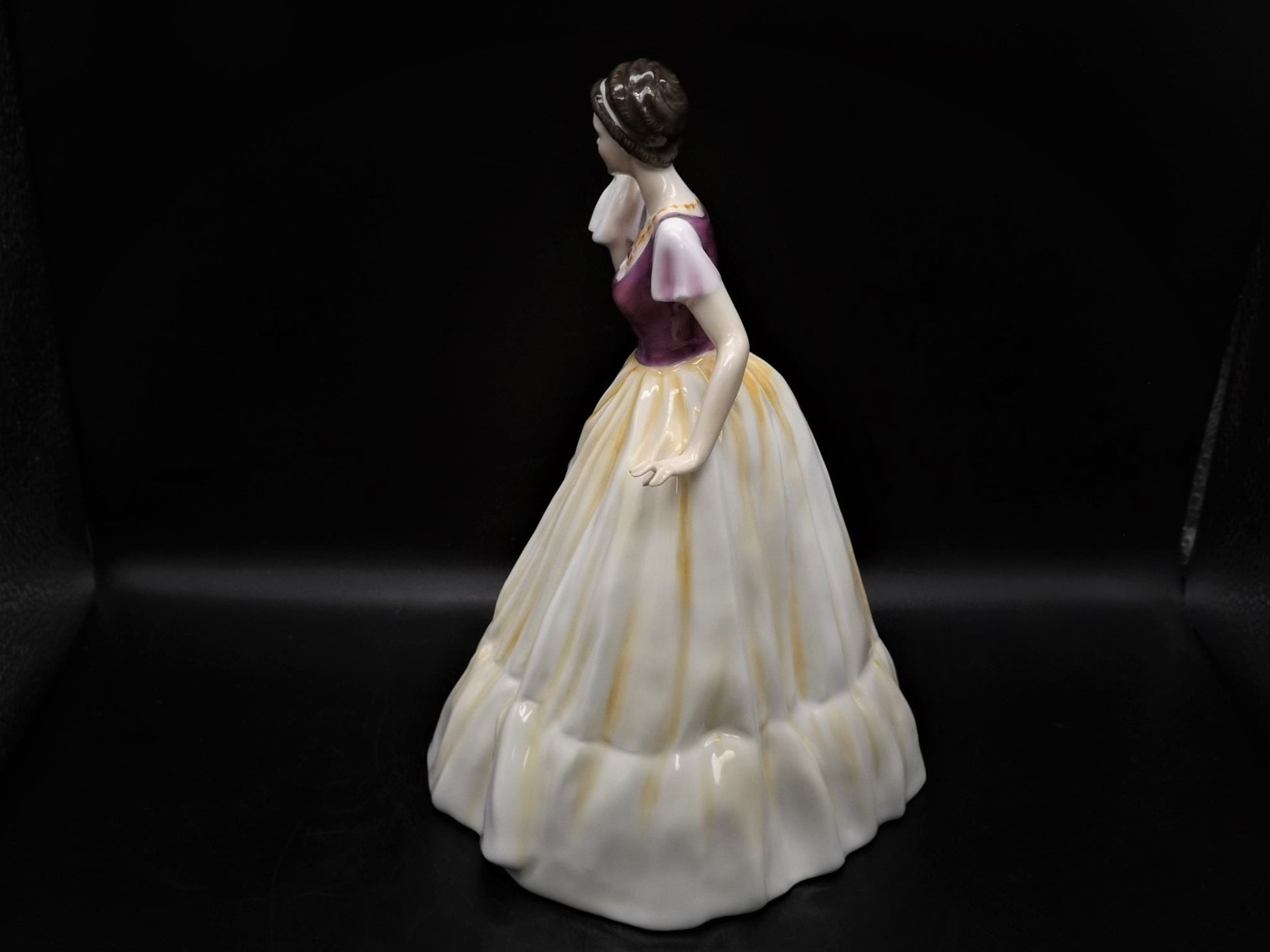 Vintage 1987 Royal Doulton "Miranda" figurine HN 3037 . Excellent condition!