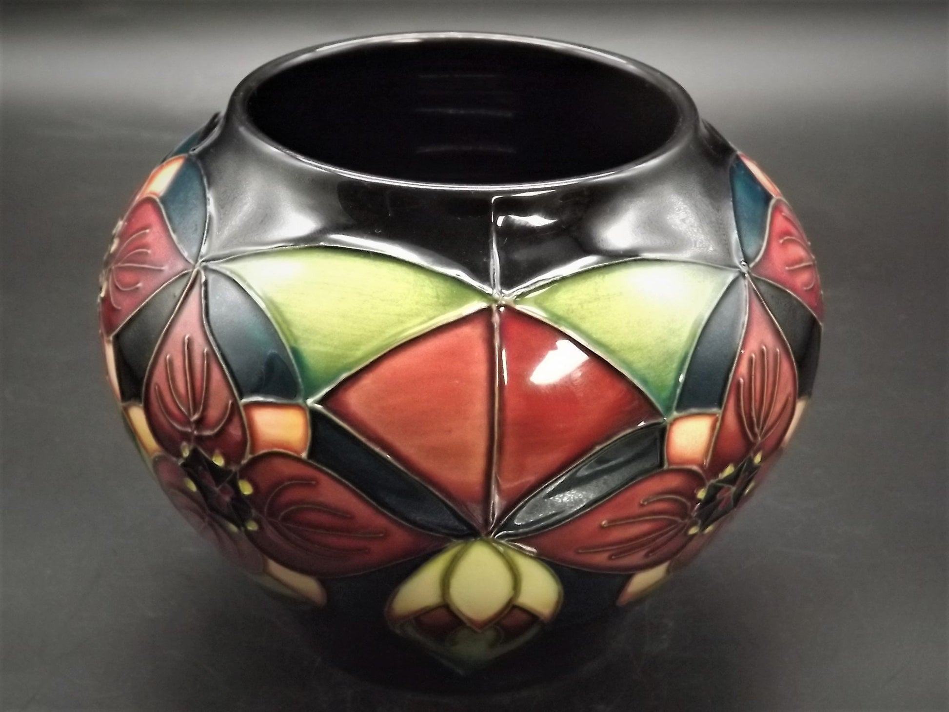 Vintage 2002 Moorcroft "Trillium" Vase. This piece is stunning and in excellent condition.