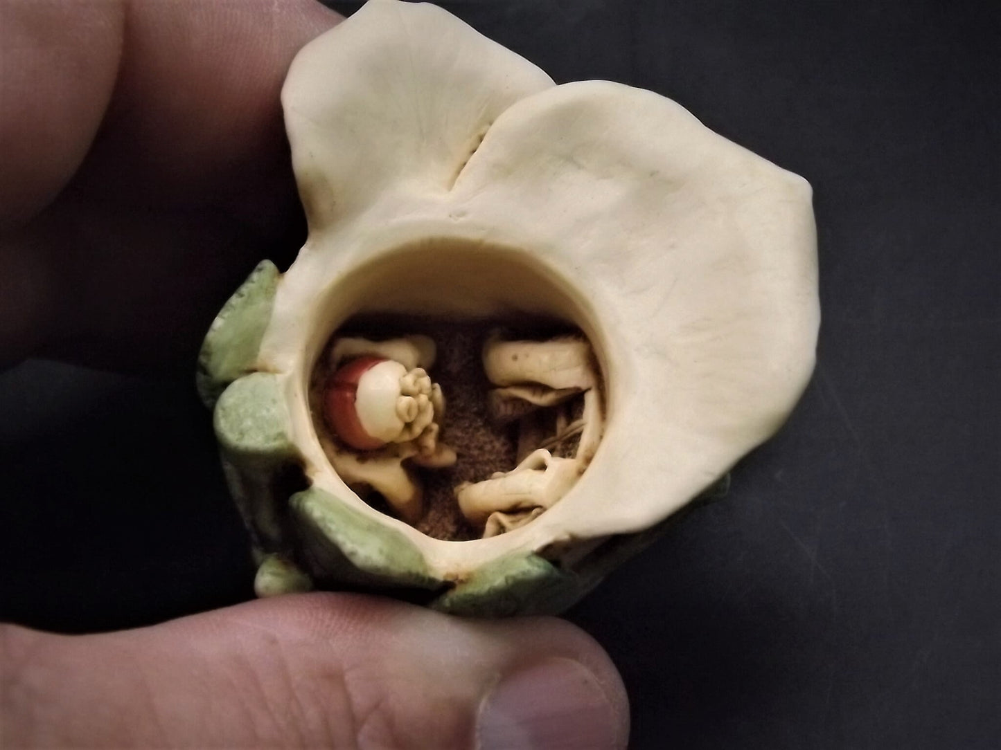 Retired 1997 Limited edition #3126/3600 Harmony Kingdom "White Rose" piece Excellent condition with original box.