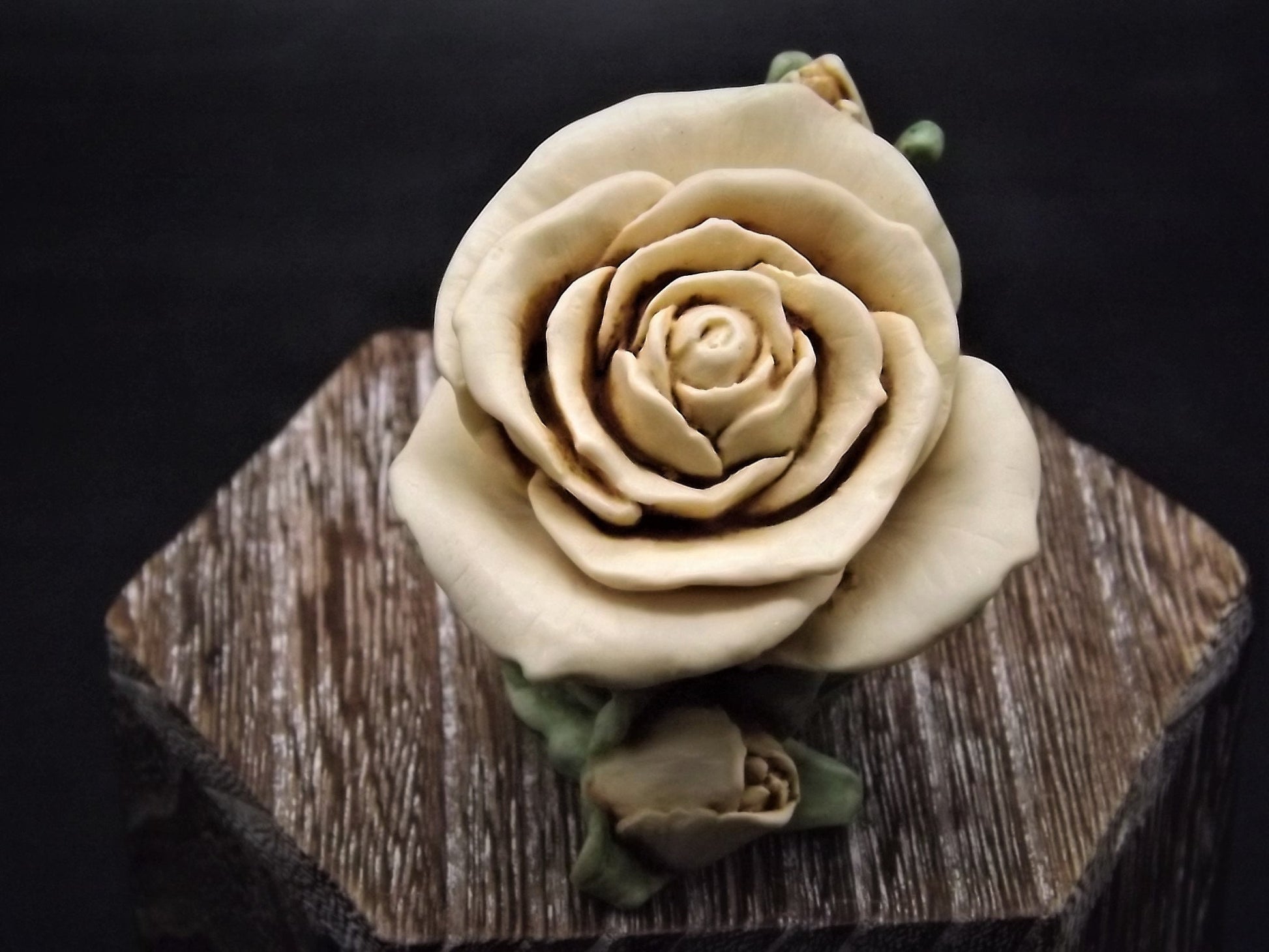 Retired 1997 Limited edition #3126/3600 Harmony Kingdom "White Rose" piece Excellent condition with original box.