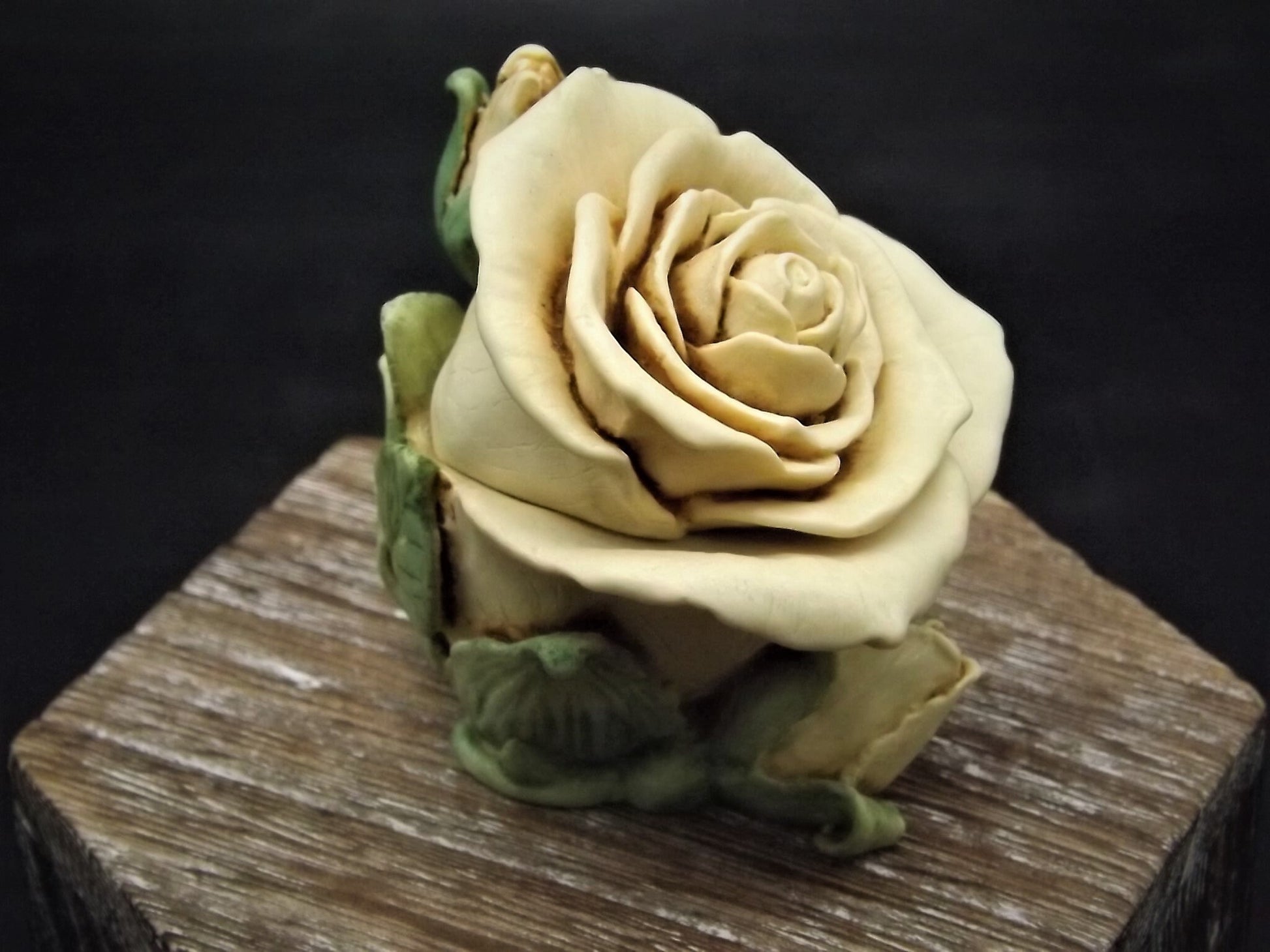 Retired 1997 Limited edition #3126/3600 Harmony Kingdom "White Rose" piece Excellent condition with original box.