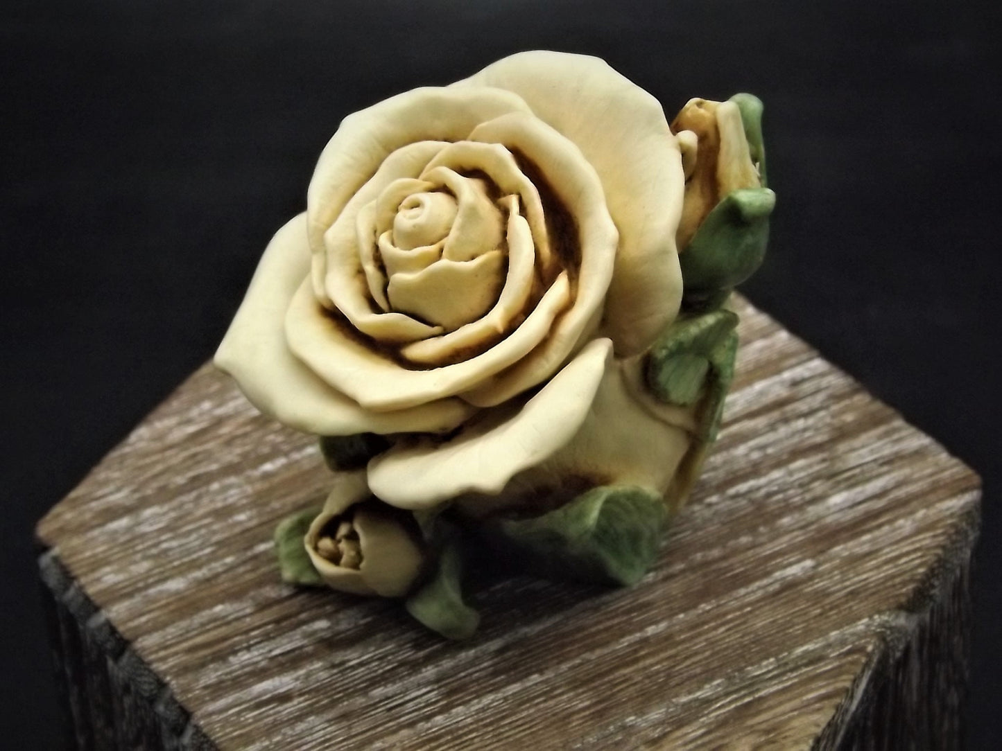 Retired 1997 Limited edition #3126/3600 Harmony Kingdom "White Rose" piece Excellent condition with original box.