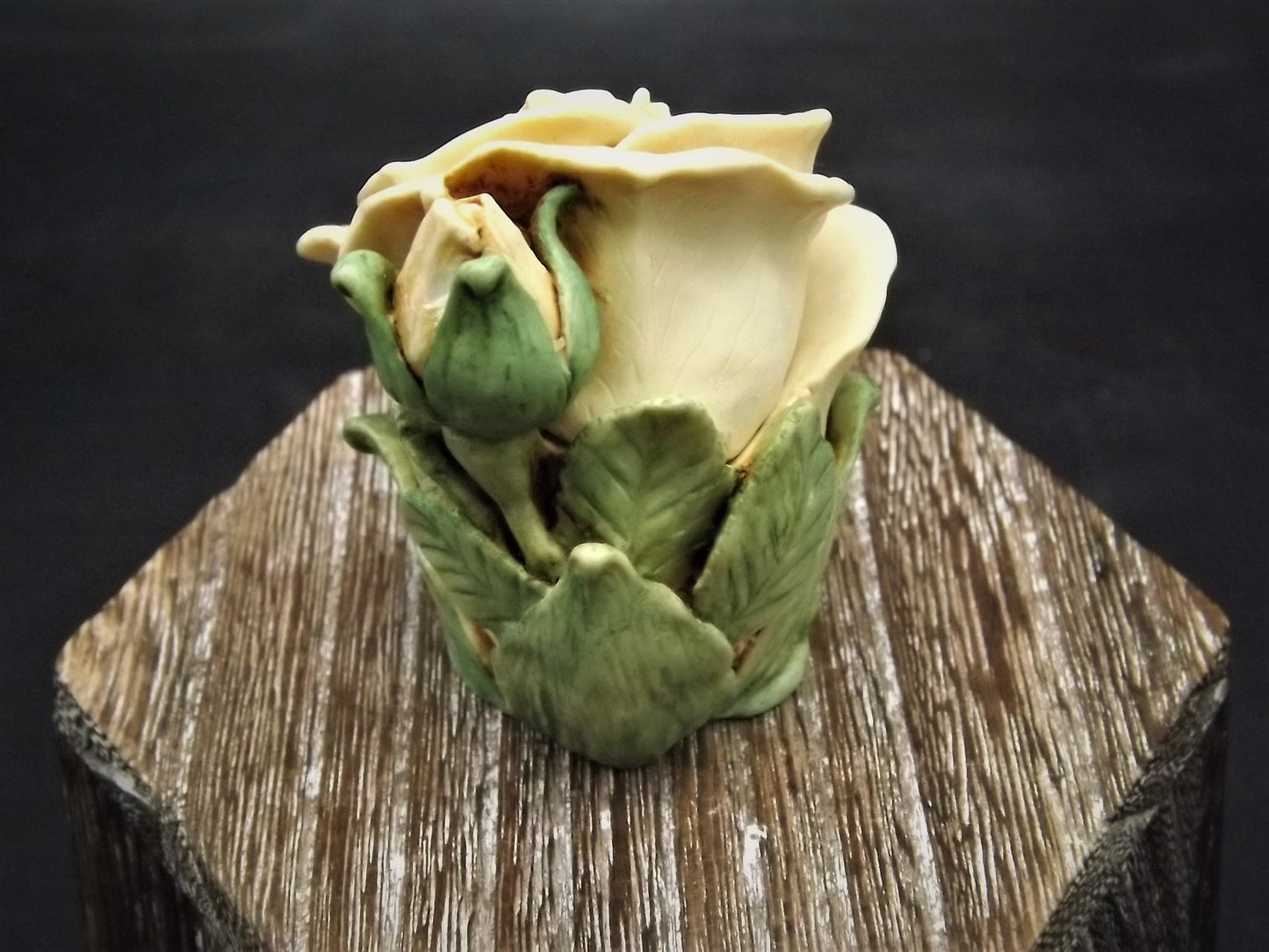 Retired 1997 Limited edition #3126/3600 Harmony Kingdom "White Rose" piece Excellent condition with original box.