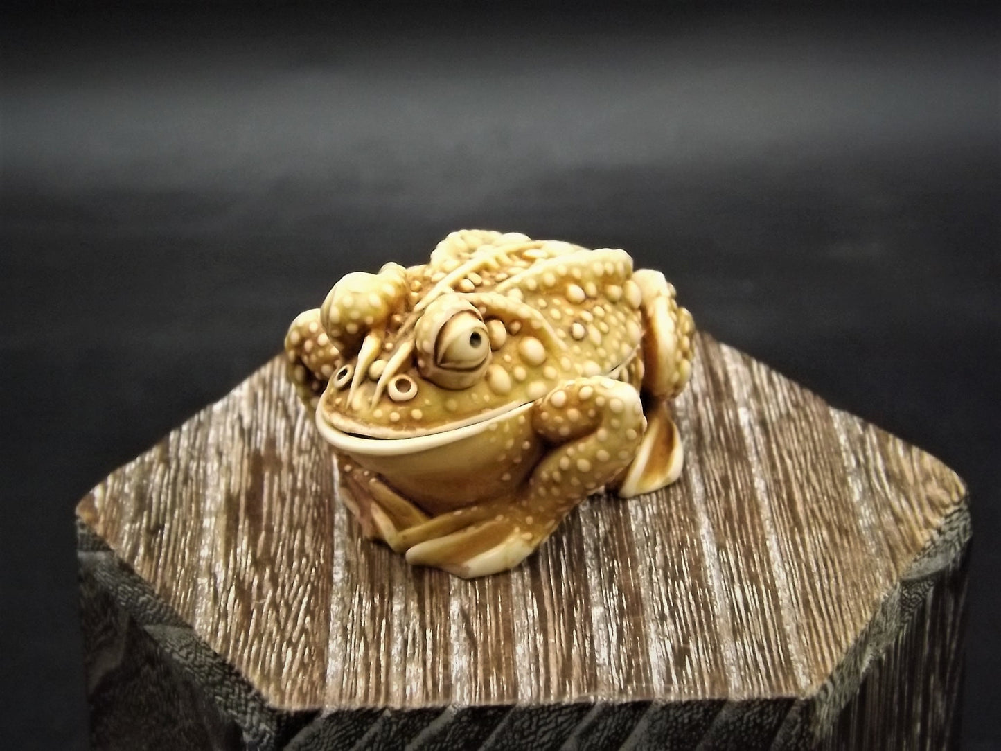 Retired 1992 Harmony Kingdom "Princely Thoughts" Rare early piece Excellent condition with an original box.