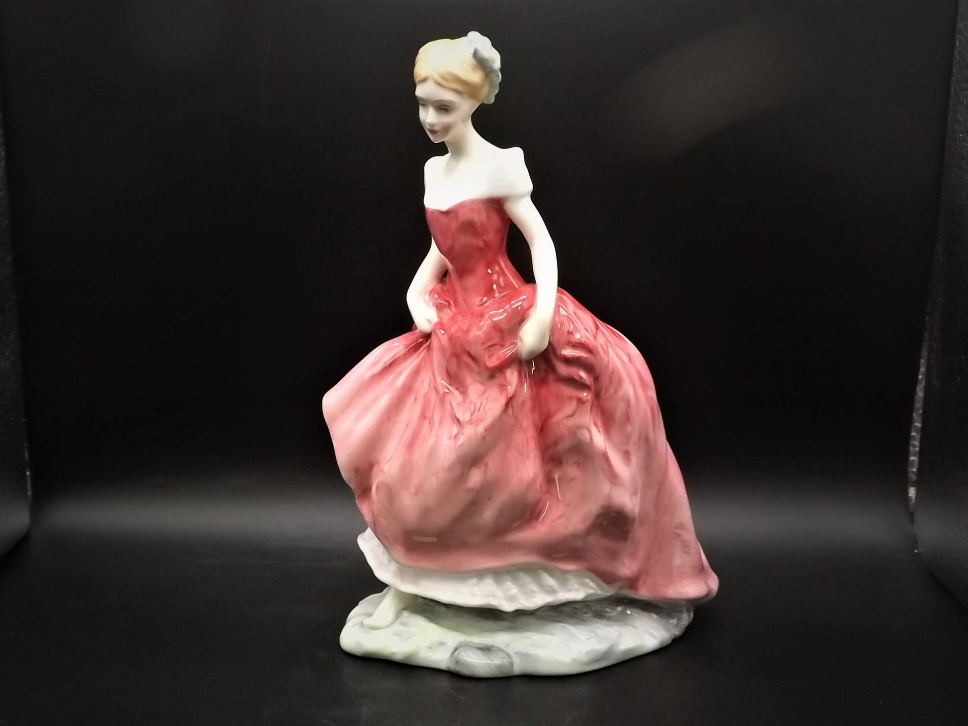 Vintage Royal Doulton "Summer's Day" figurine HN 3378. Introduced 1991 and retired 1996. Excellent condition!