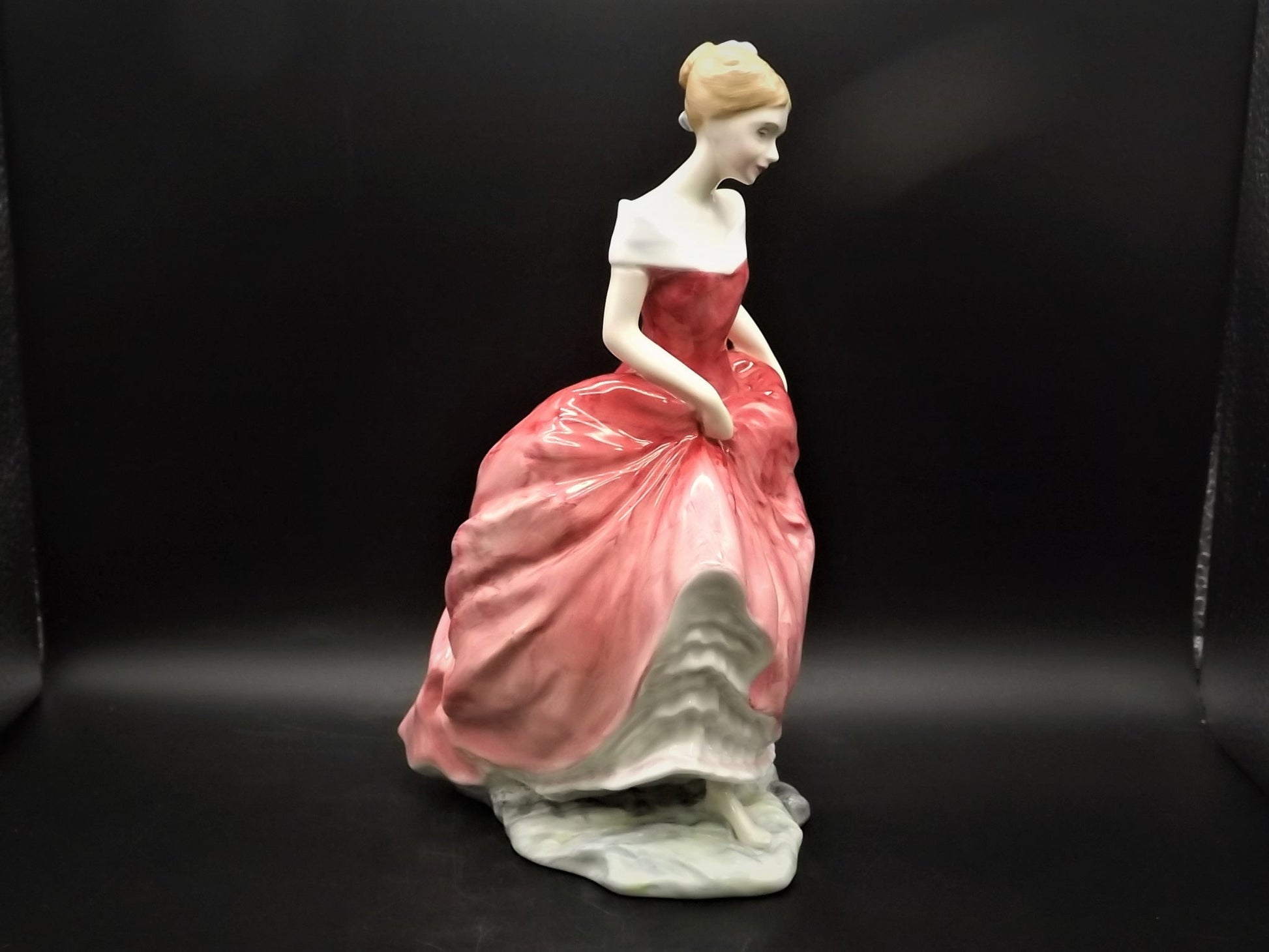 Vintage Royal Doulton "Summer's Day" figurine HN 3378. Introduced 1991 and retired 1996. Excellent condition!