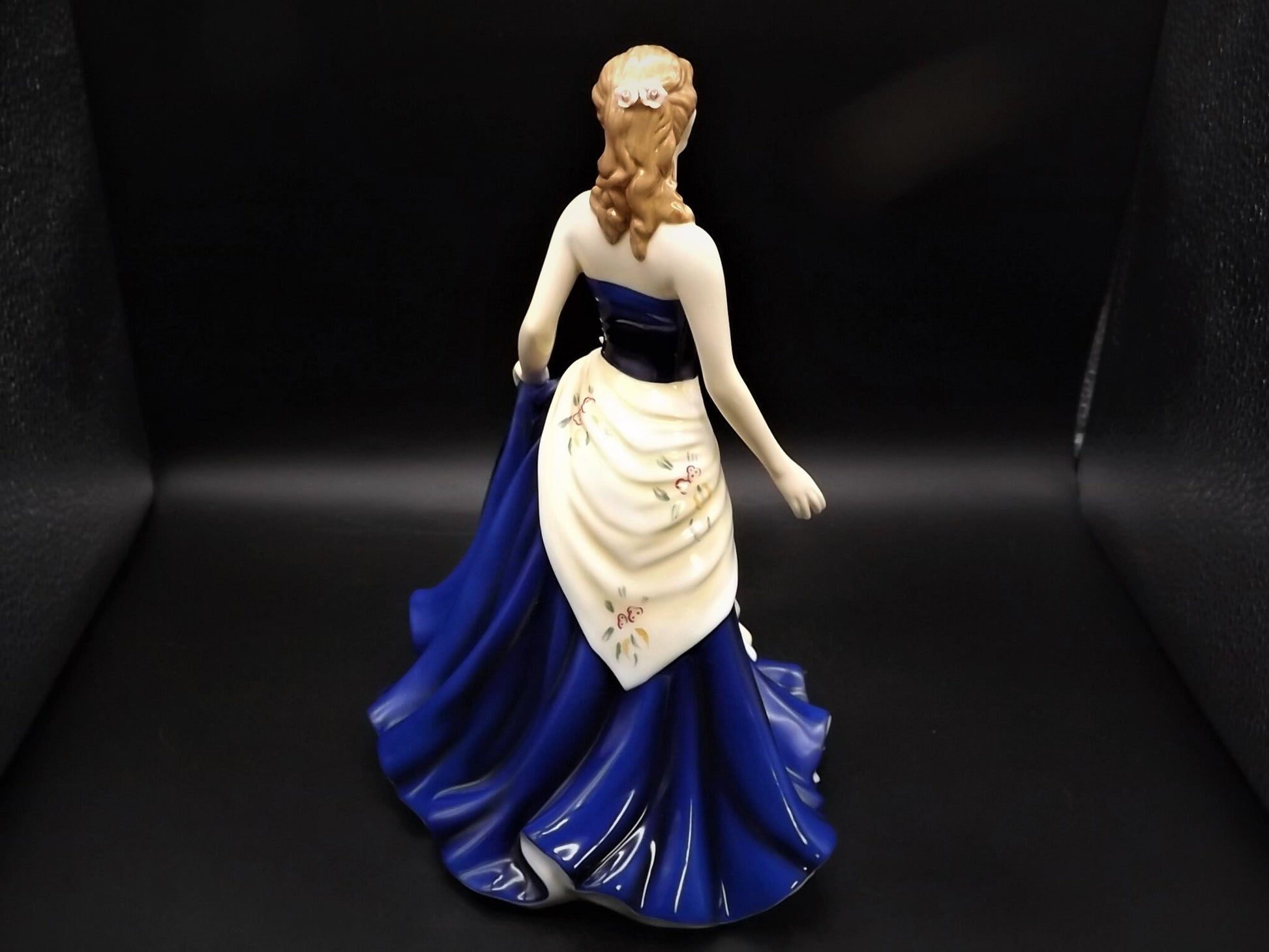 Vintage Royal Doulton Figurine: Pretty Ladies Olivia HN 5114 (Original Box)