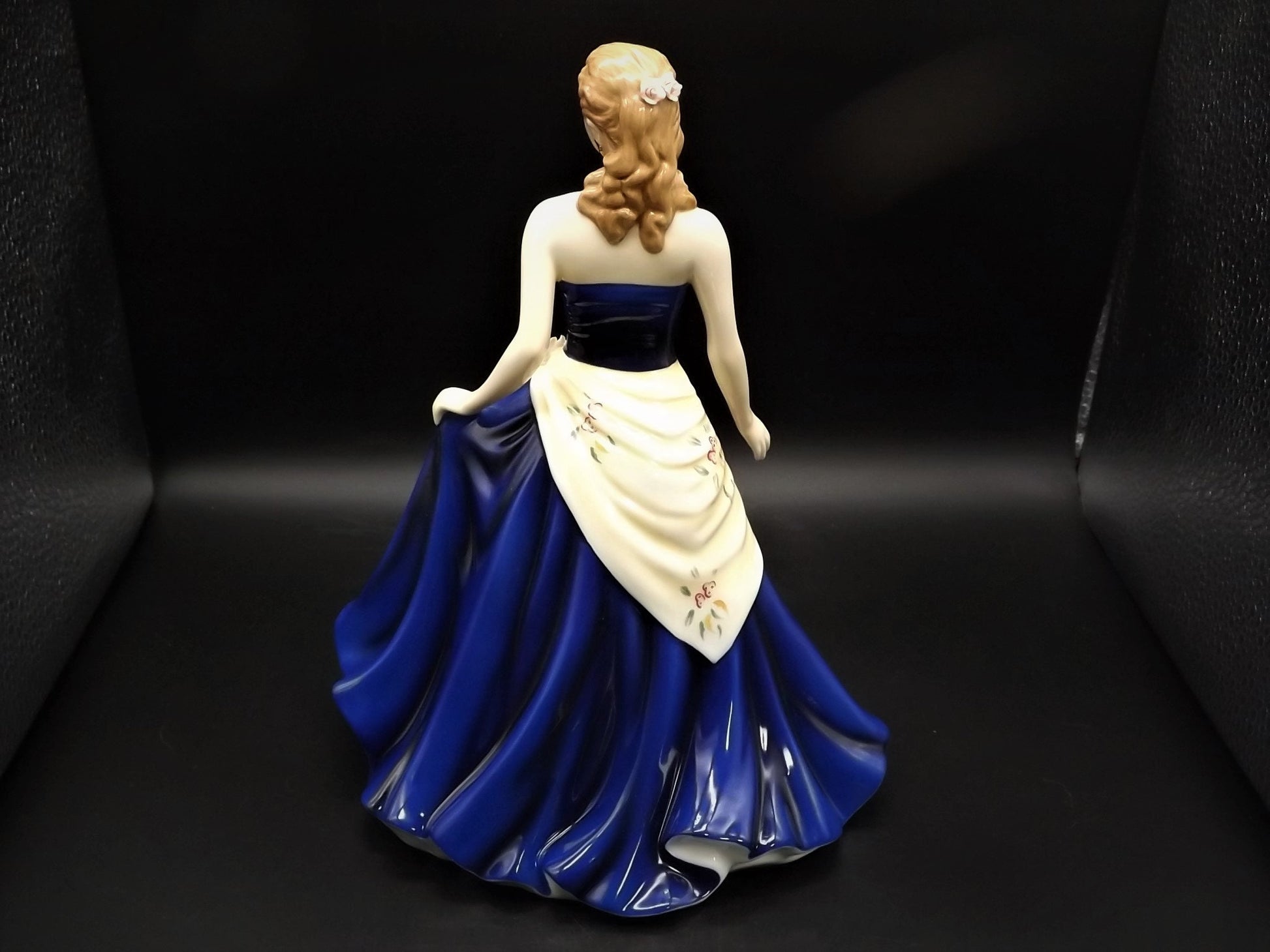 Vintage Royal Doulton Figurine: Pretty Ladies Olivia HN 5114 (Original Box)