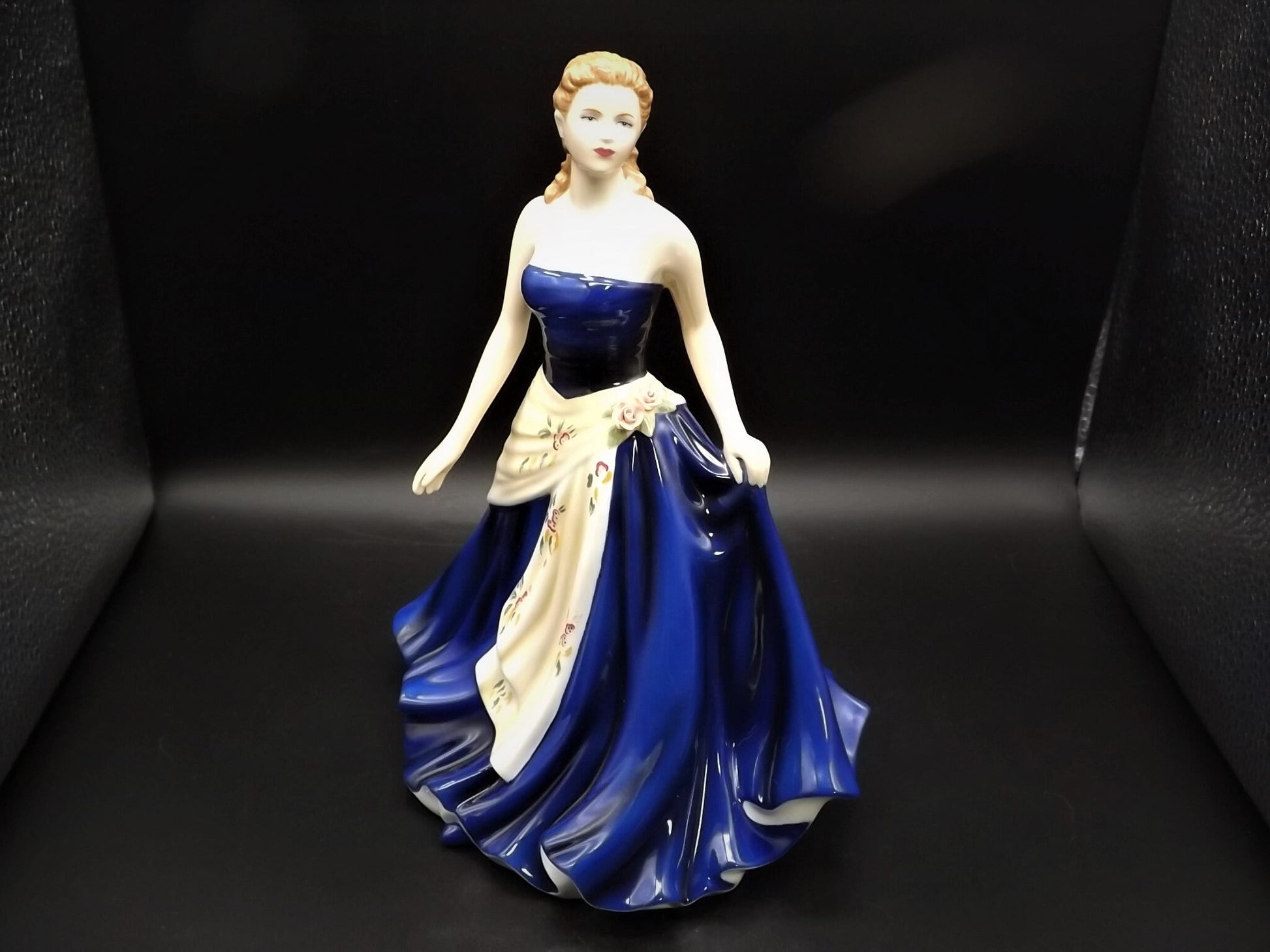 Vintage Royal Doulton Figurine: Pretty Ladies Olivia HN 5114 (Original Box)