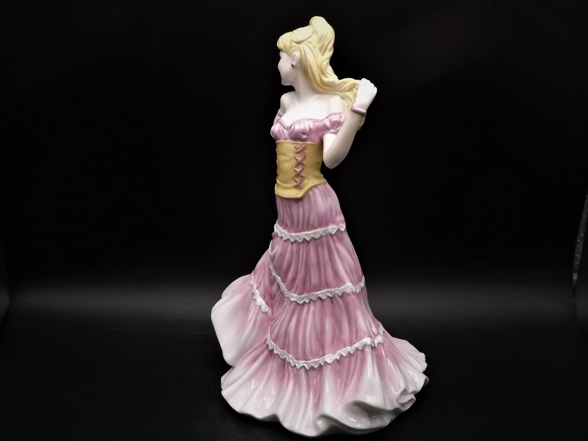 Vintage Royal Doulton Chic Trends Collection Figurine "Tiffany" HN 4771 . Excellent condition!