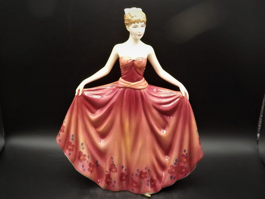 Vintage Royal Doulton Figurine: Pretty Ladies "Michelle" HN 4915